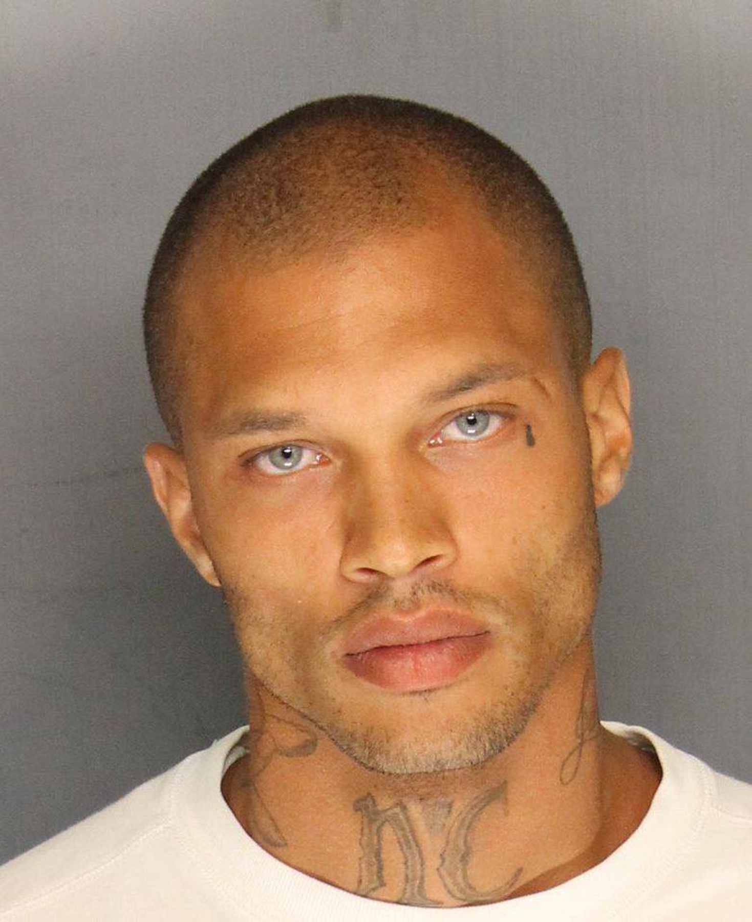 Arrestee’s ‘handsome’ mug shot goes viral