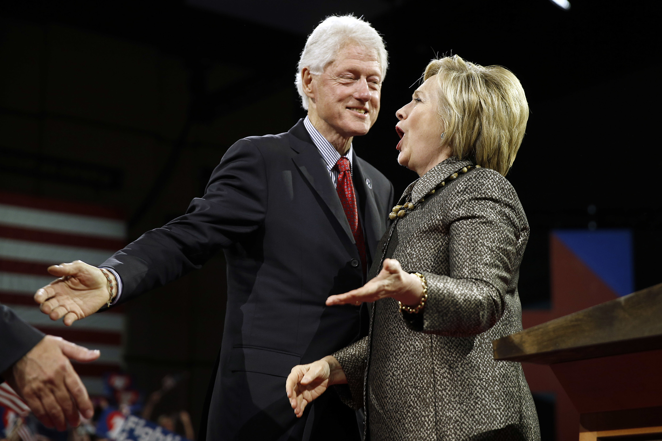 Clintons: $6.7 million from speeches, $5 million from book sales in 2015