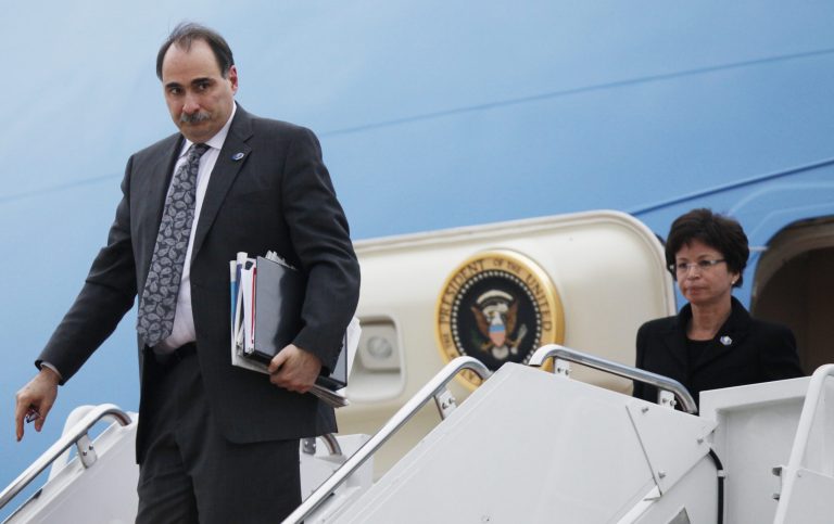 David Axelrod disembarks Air Force One at Andrews Air Force Base, Md. (AP/Charles Dharapak)
