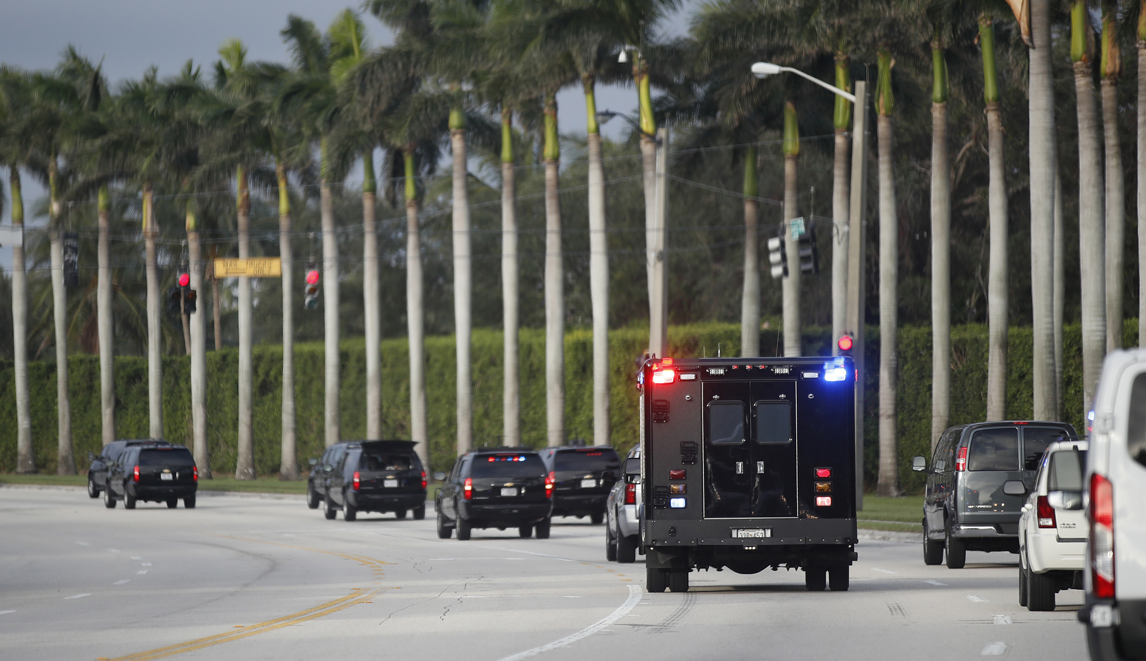 Van attempts to cut into Trump motorcade in Florida