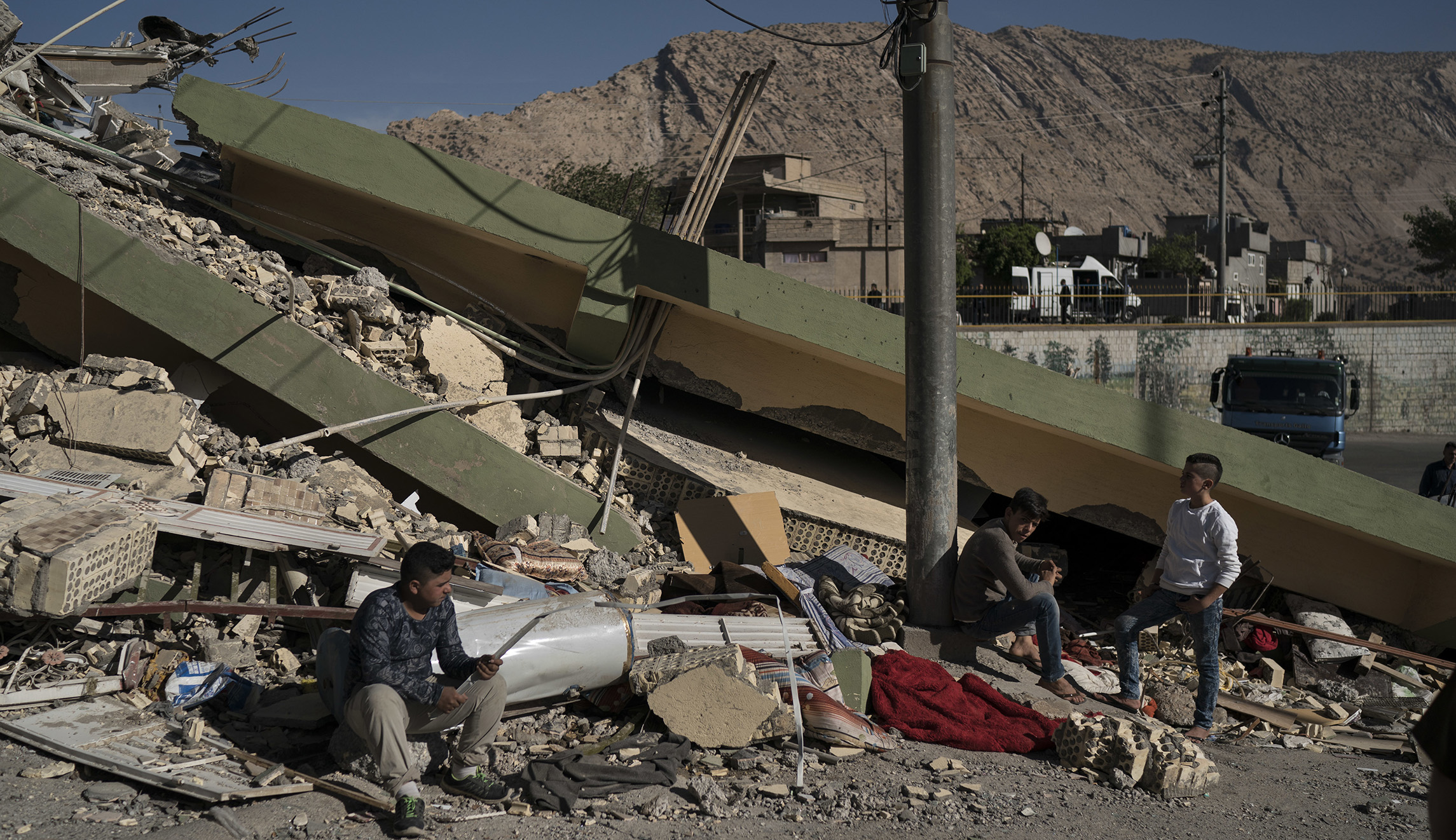 Earthquake on Iran-Iraq border leaves 400 dead, thousands injured