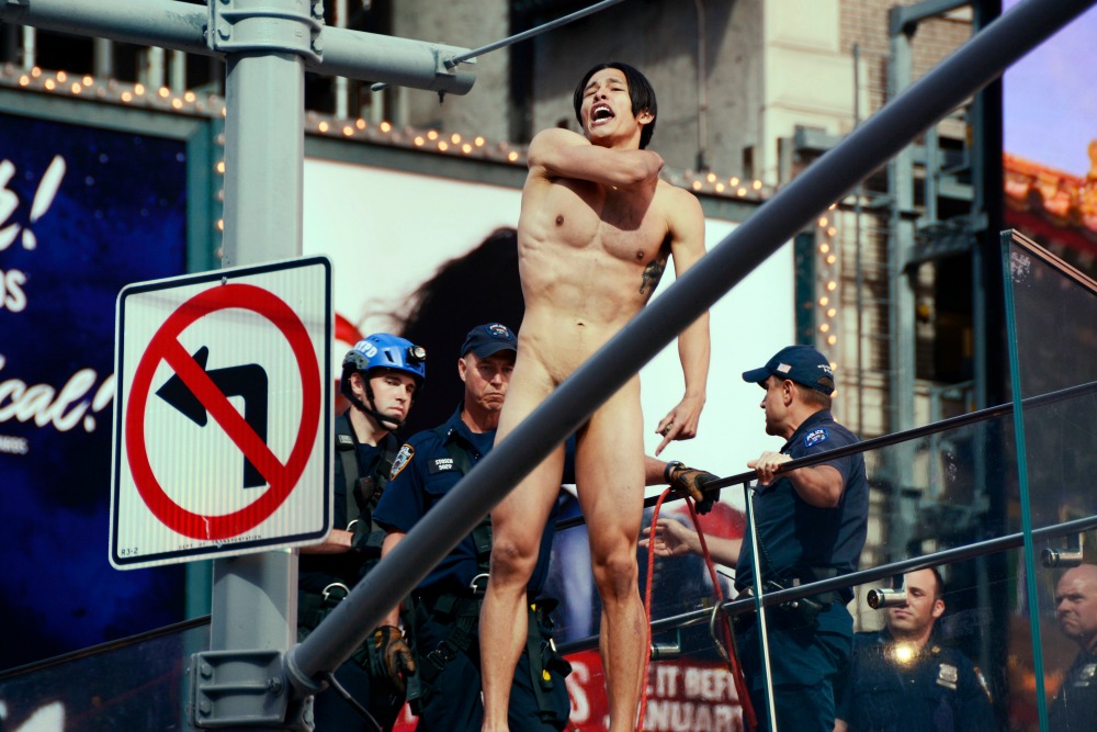 Nude dude shuts down Times Square in search of Trump