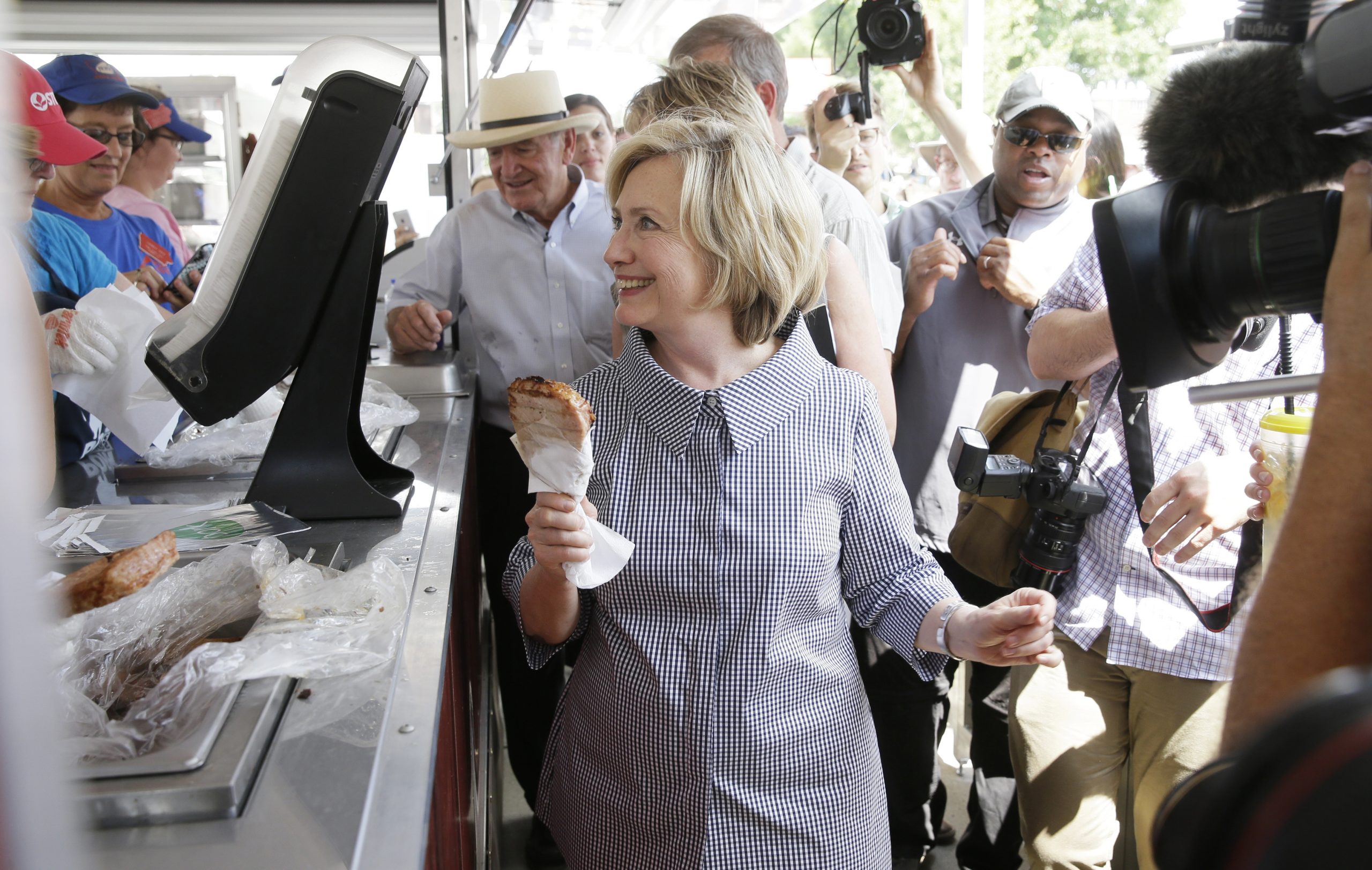 Clinton to cut vacation short amid controversy