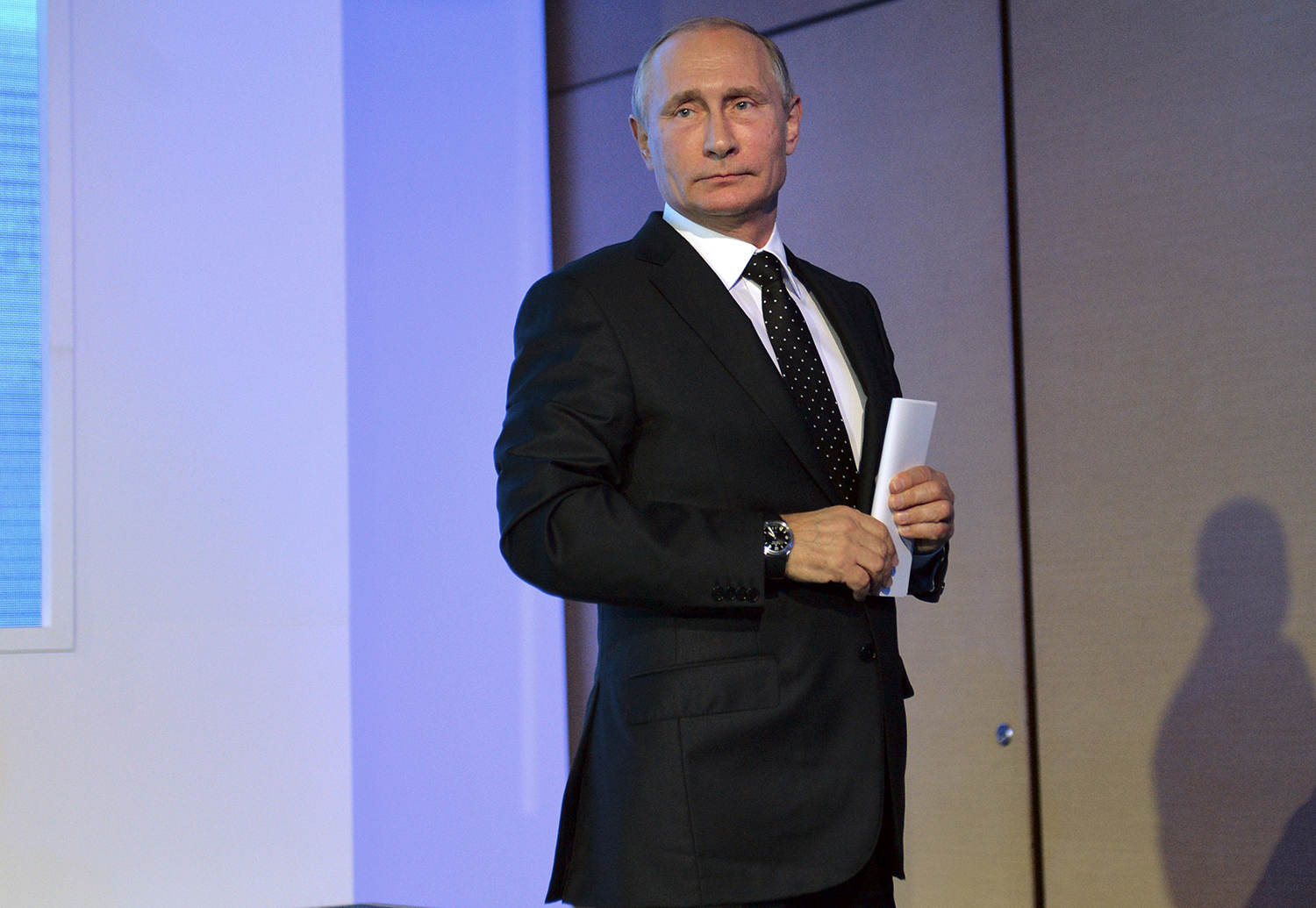 White House won’t point finger at Putin for email hacks