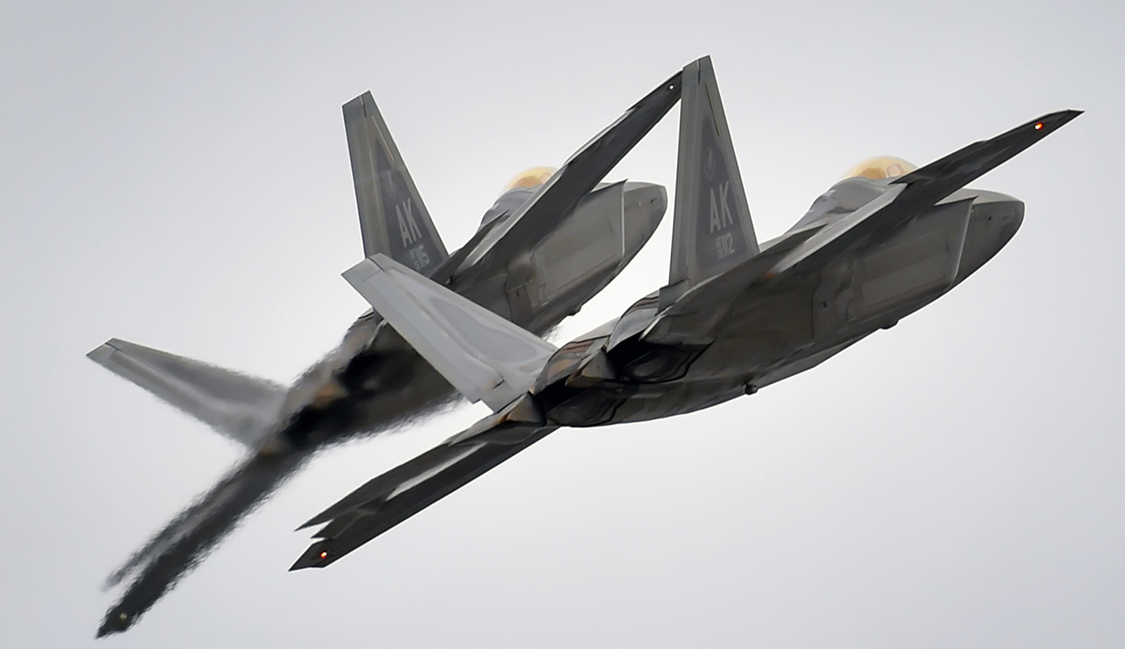 US F-22 Raptors fire flares, chase Russian fighters out of deconfliction zone over Syria
