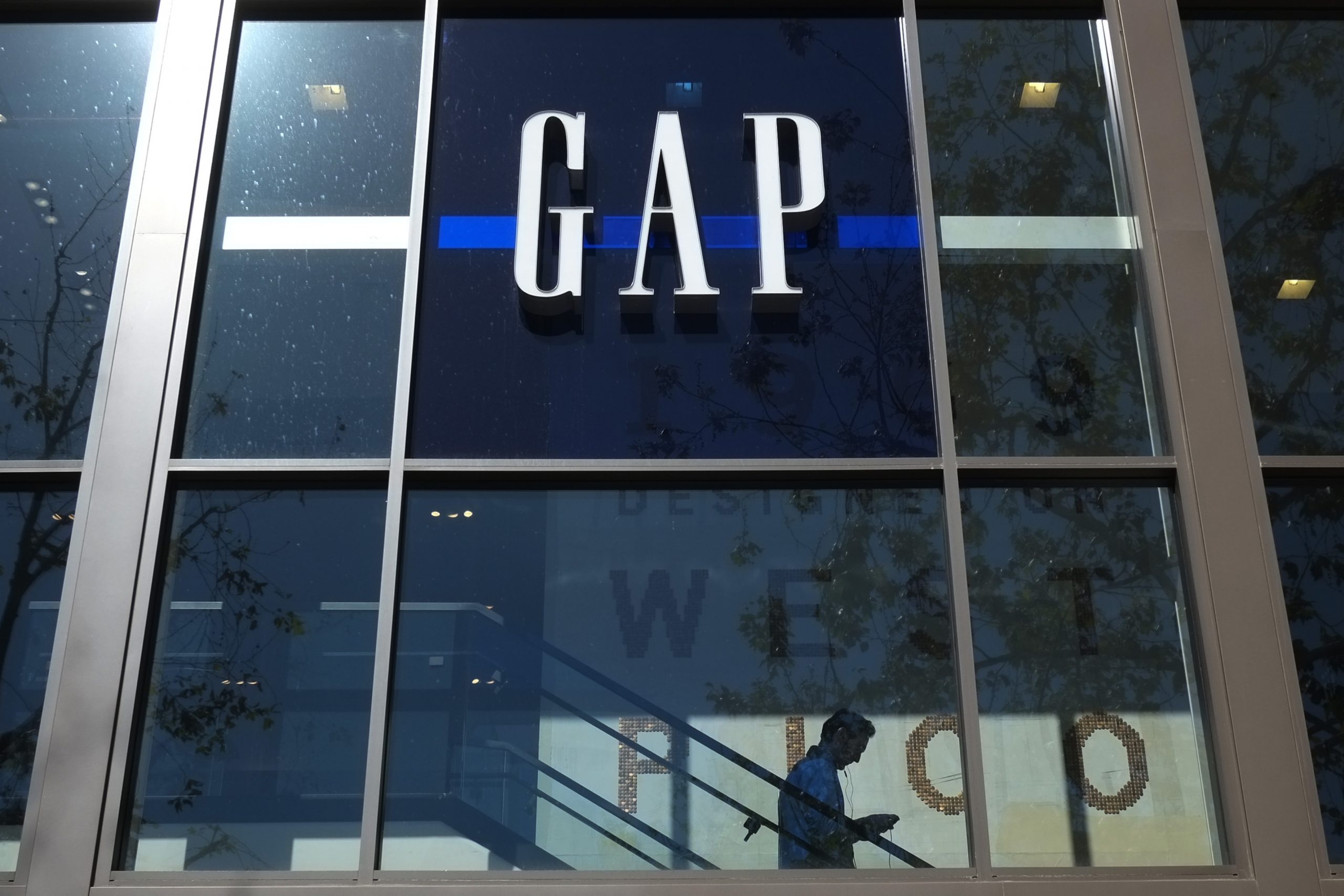 Obama praises Gap stores for raising minimum wage