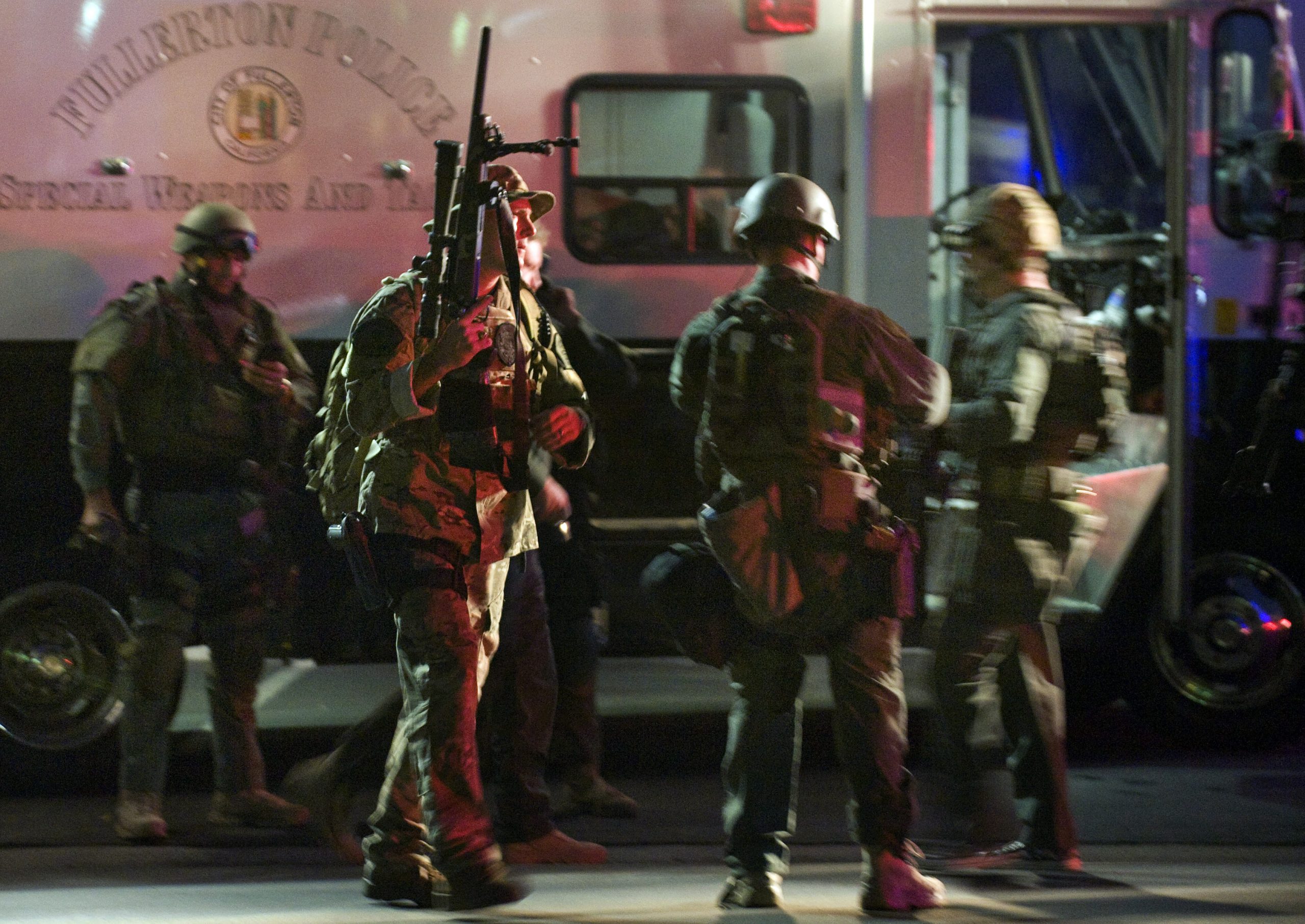 Police search Calif. campus for robbery suspects