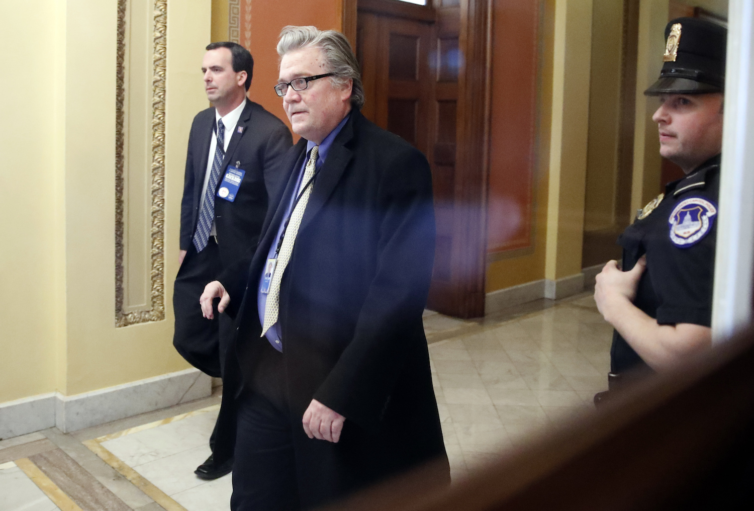 Bannon, Priebus, Mulvaney huddle with conservative lawmakers on healthcare bill