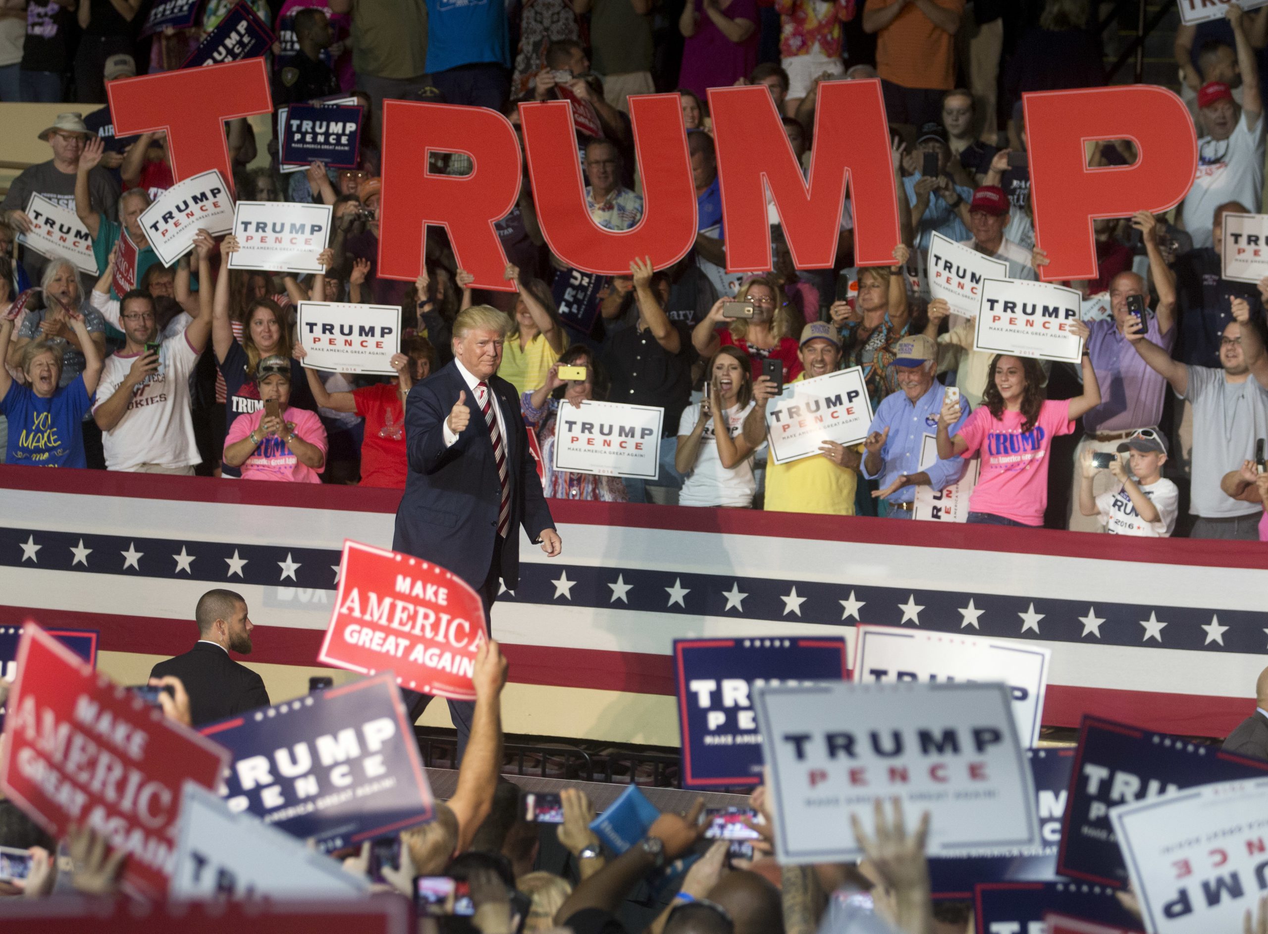 Trump threatens Clinton’s Pennsylvania firewall