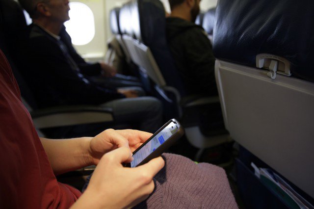 Senator vows to block ‘yapping’ cellphone conversations on airplanes