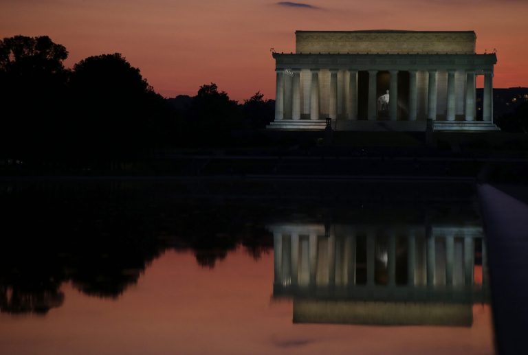 A South Carolina man took it up on himself to tend the lawn around the Lincoln Memorial during the government shutdown. (Photo: Alex Brandon/AP)