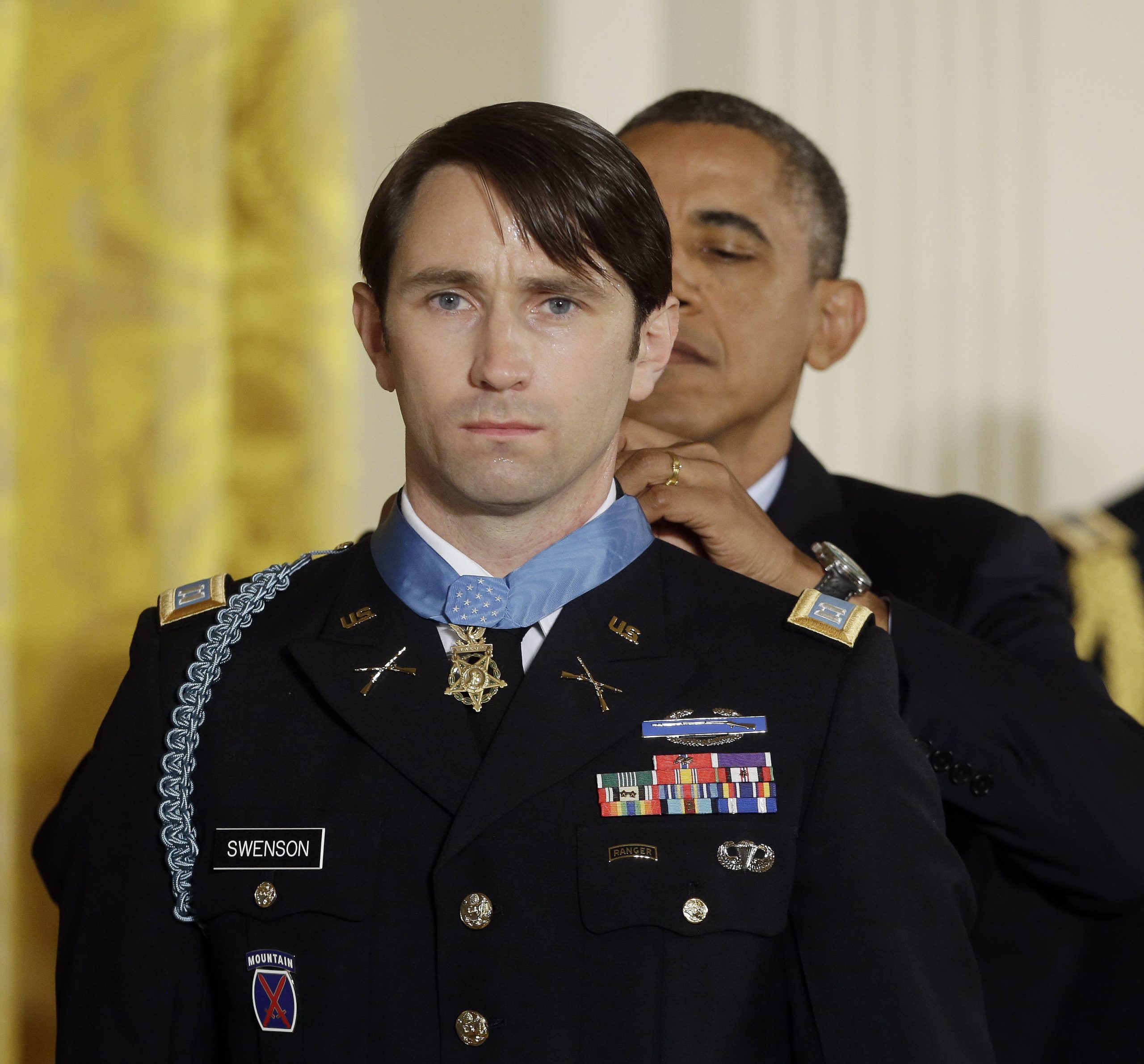 Obama presents Afghan war vet with Medal of Honor