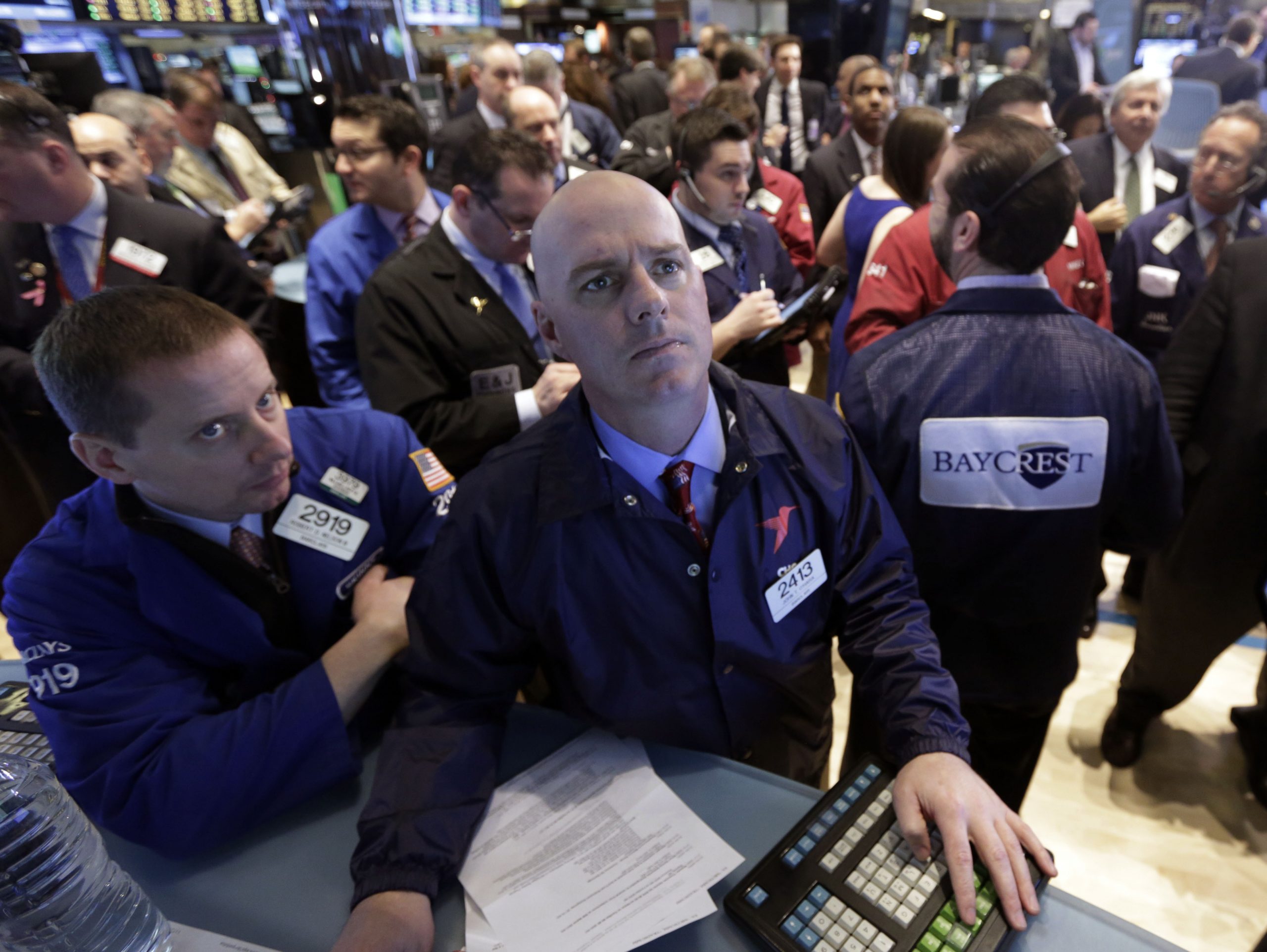 US stocks edge mostly higher in early trading