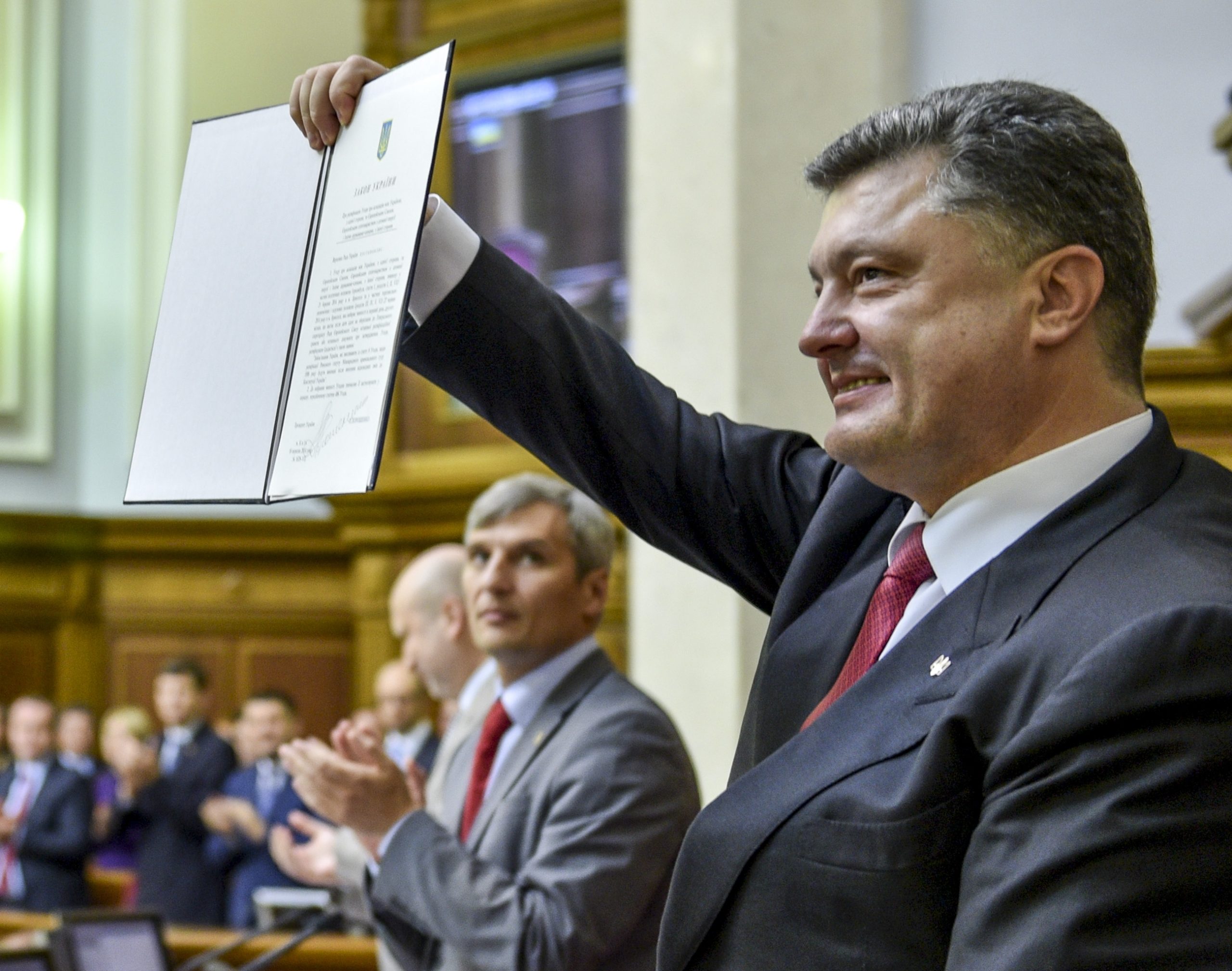 Ukraine lawmakers ratify landmark deal with Europe