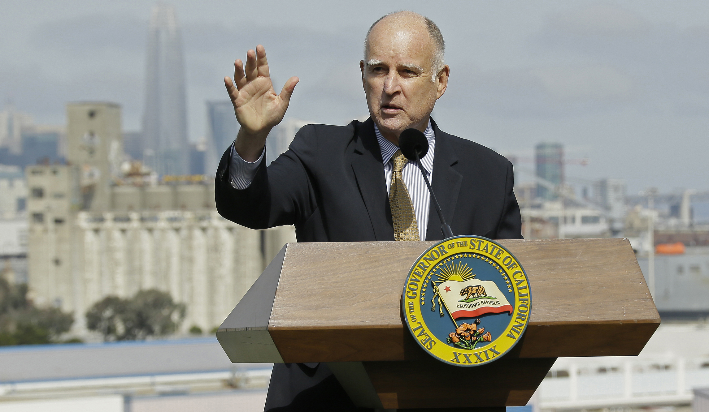 Gov. Jerry Brown signs bill to make California a ‘sanctuary state’