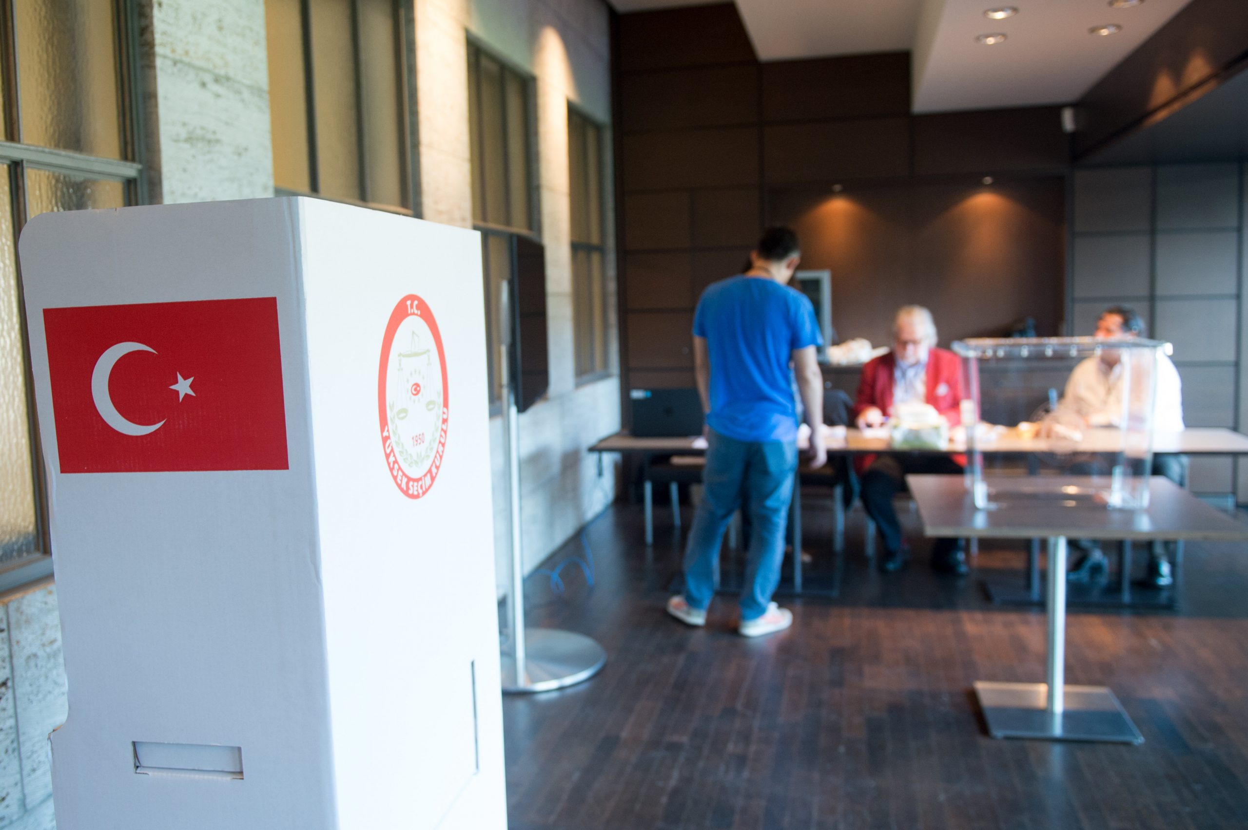 Expat Turks begin voting in presidential elections