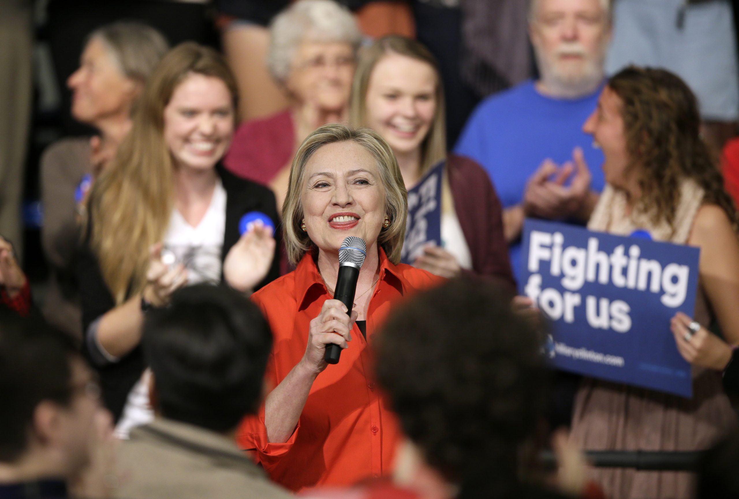 Clinton looks to mend relations with Latinos after immigration misstep