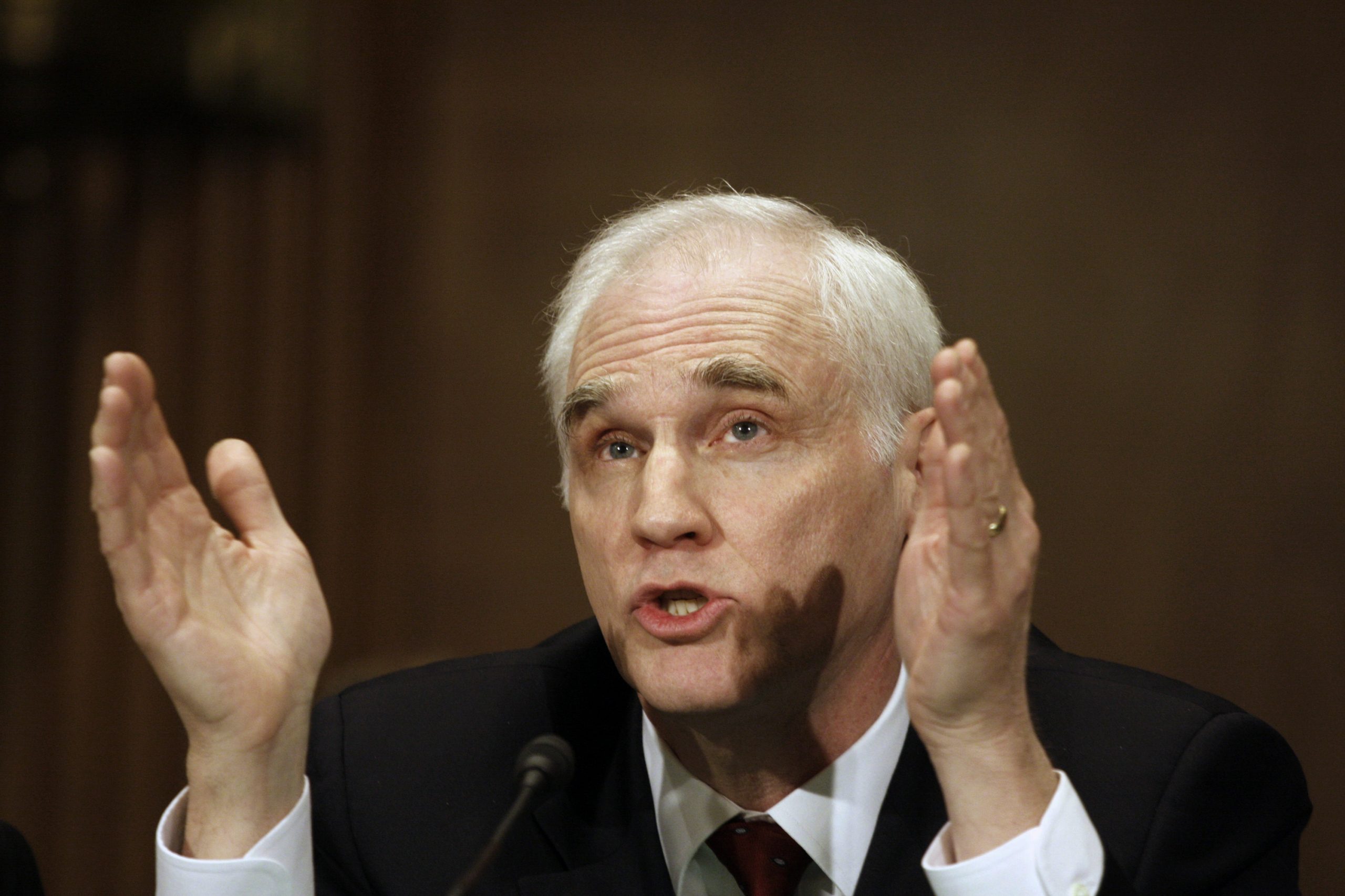 Fed governor calls for new tools to regulate shadow banking