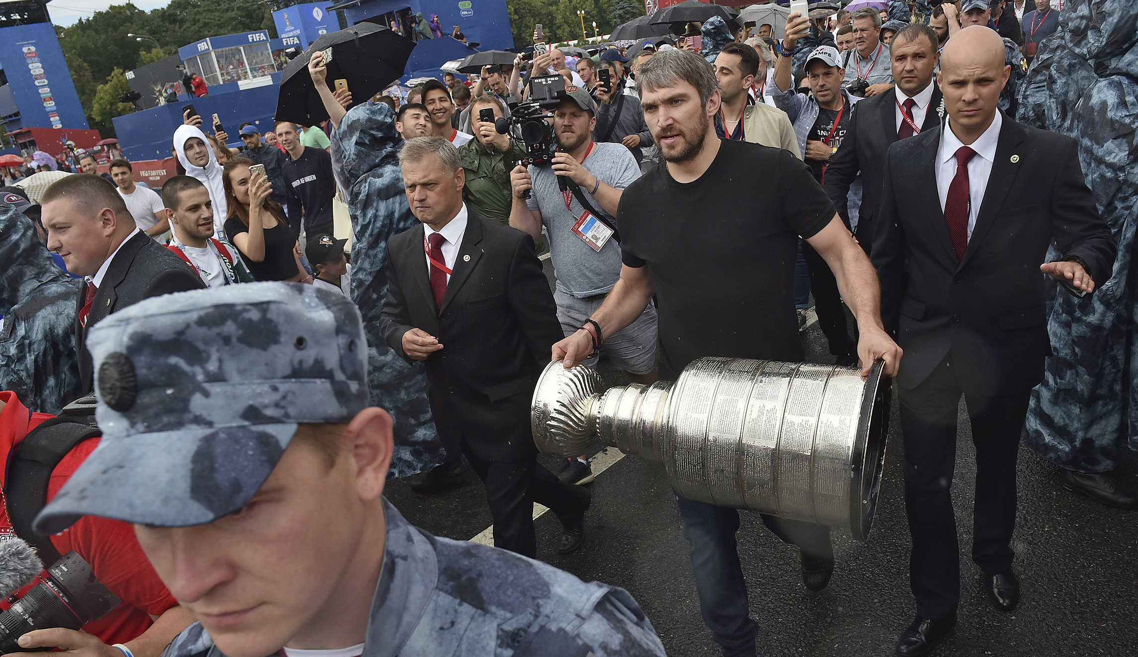 Washington Capitals’ Alex Ovechkin shows off Stanley Cup in Moscow
