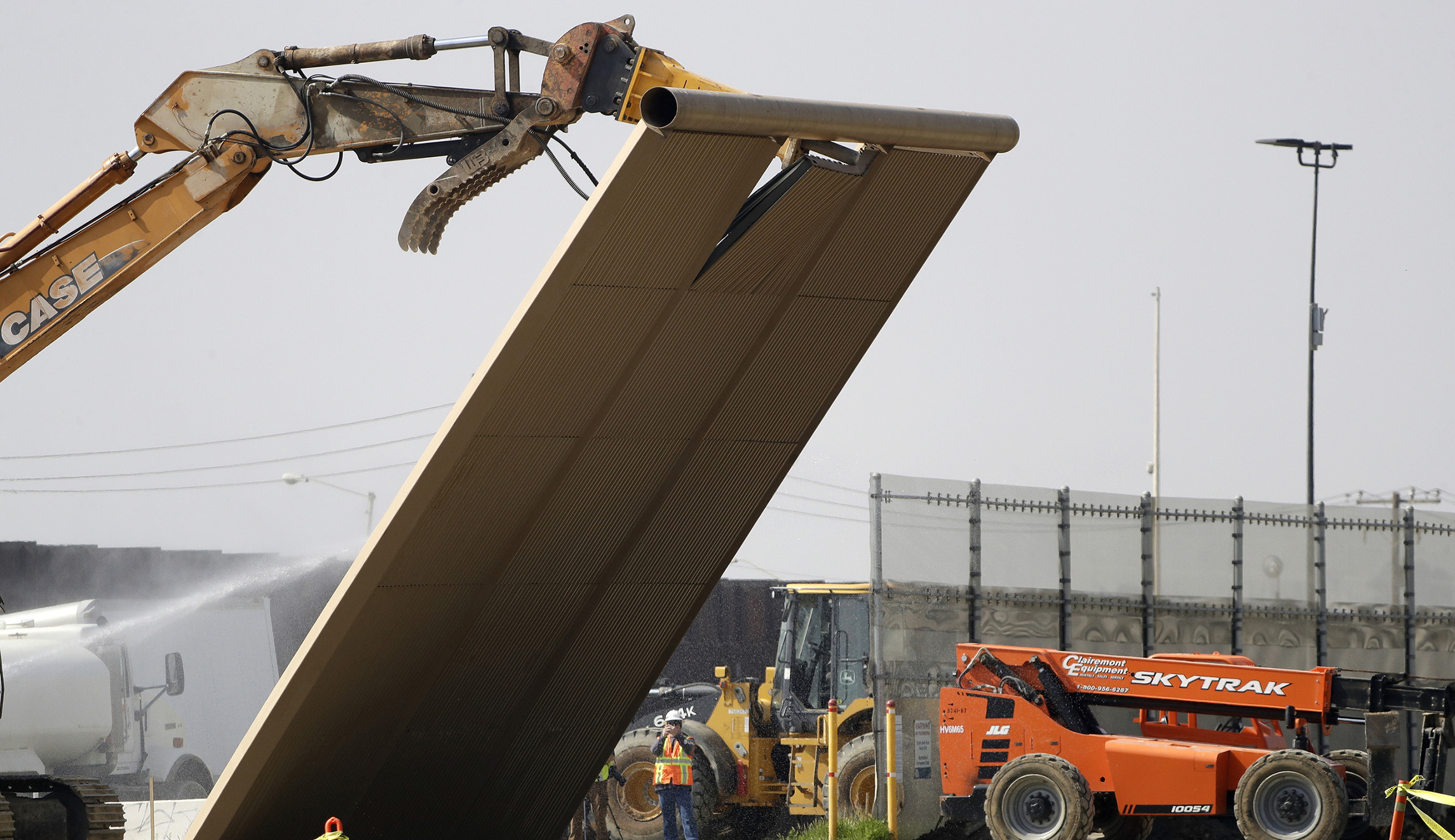 Senate rejects measure to restart border wall