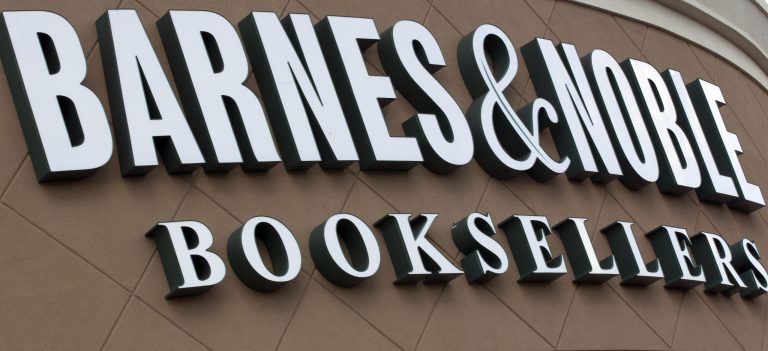 This Monday, June 18, 2012, photo shows the Barnes and Noble Booksellers store in Hoover, Ala. Barnes & Noble said Tuesday, June 19, 2012, that its fiscal fourth-quarter loss narrowed as the company continues to invest in its Nook e-reader business. The loss was wider than analysts expected and its shares fell more than 6 percent in morning trading. (AP Photo/Dave Martin) 