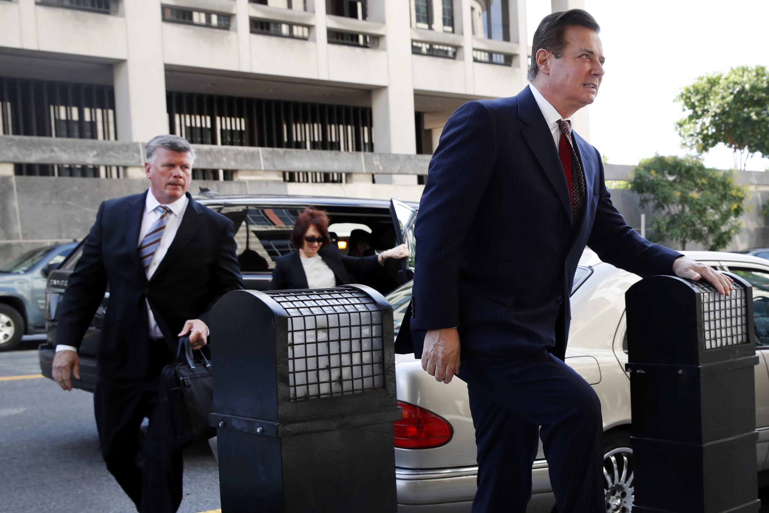 Judge agrees to delay Paul Manafort trial until July 31