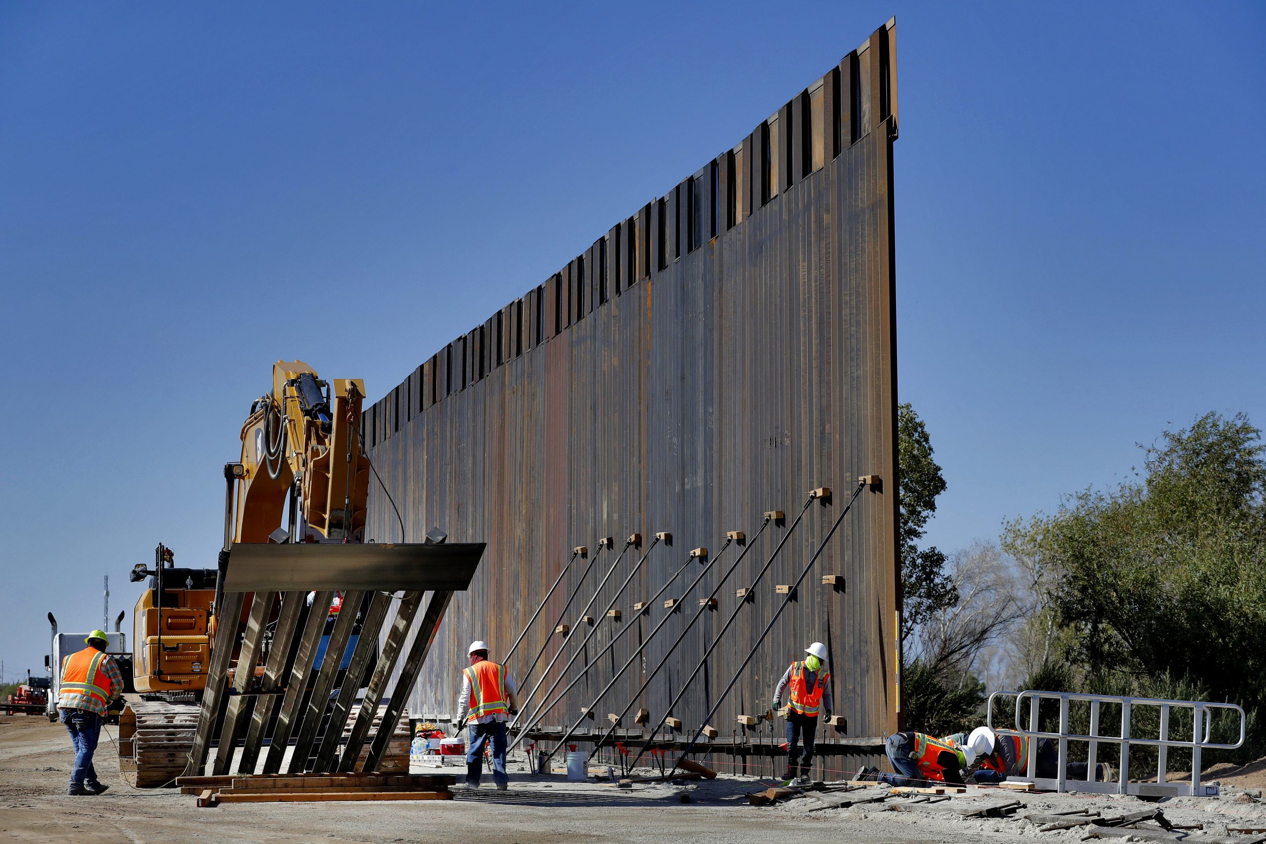LIVE: Trump’s ‘border wall cam’ debuts, panel after panel in place