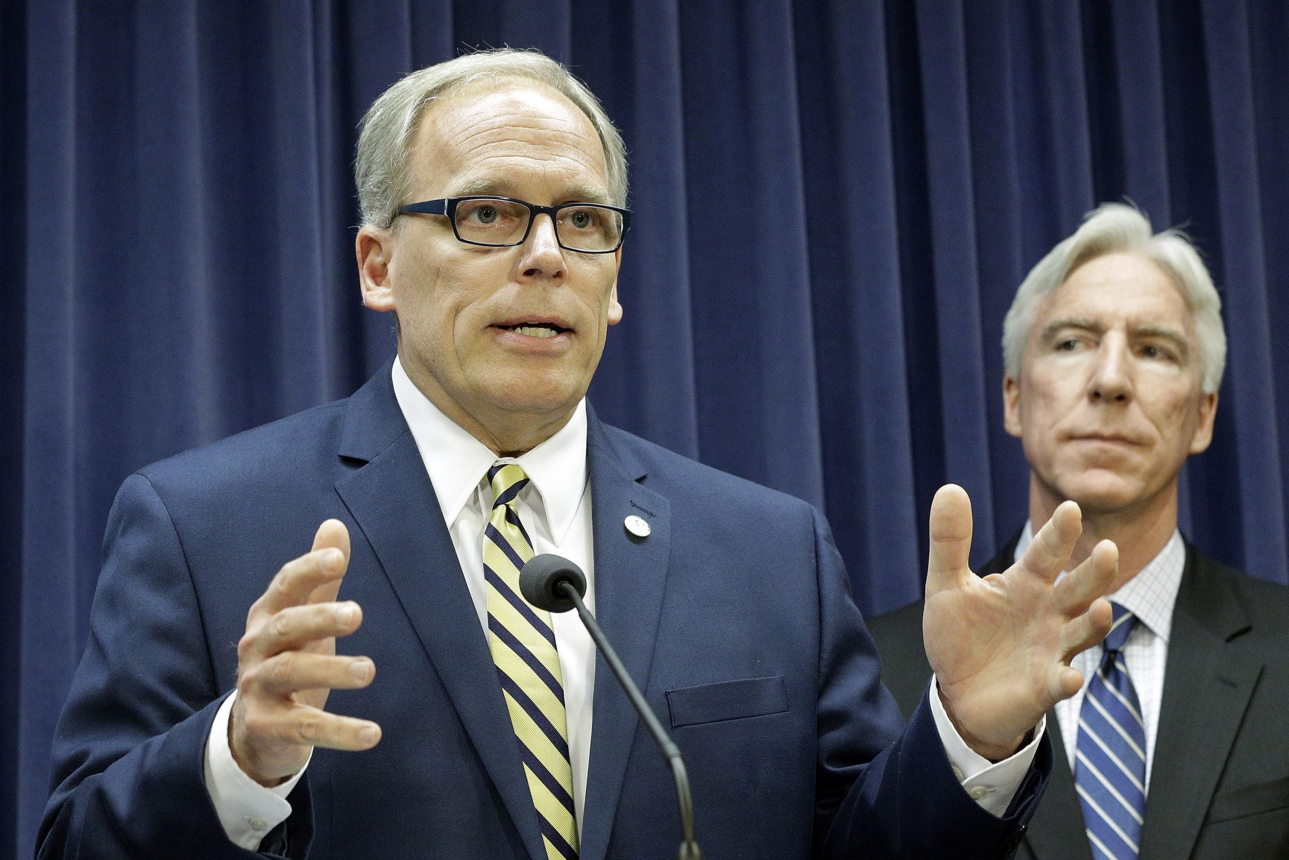 Illinois gambling expansion proponent decries delays in approval process