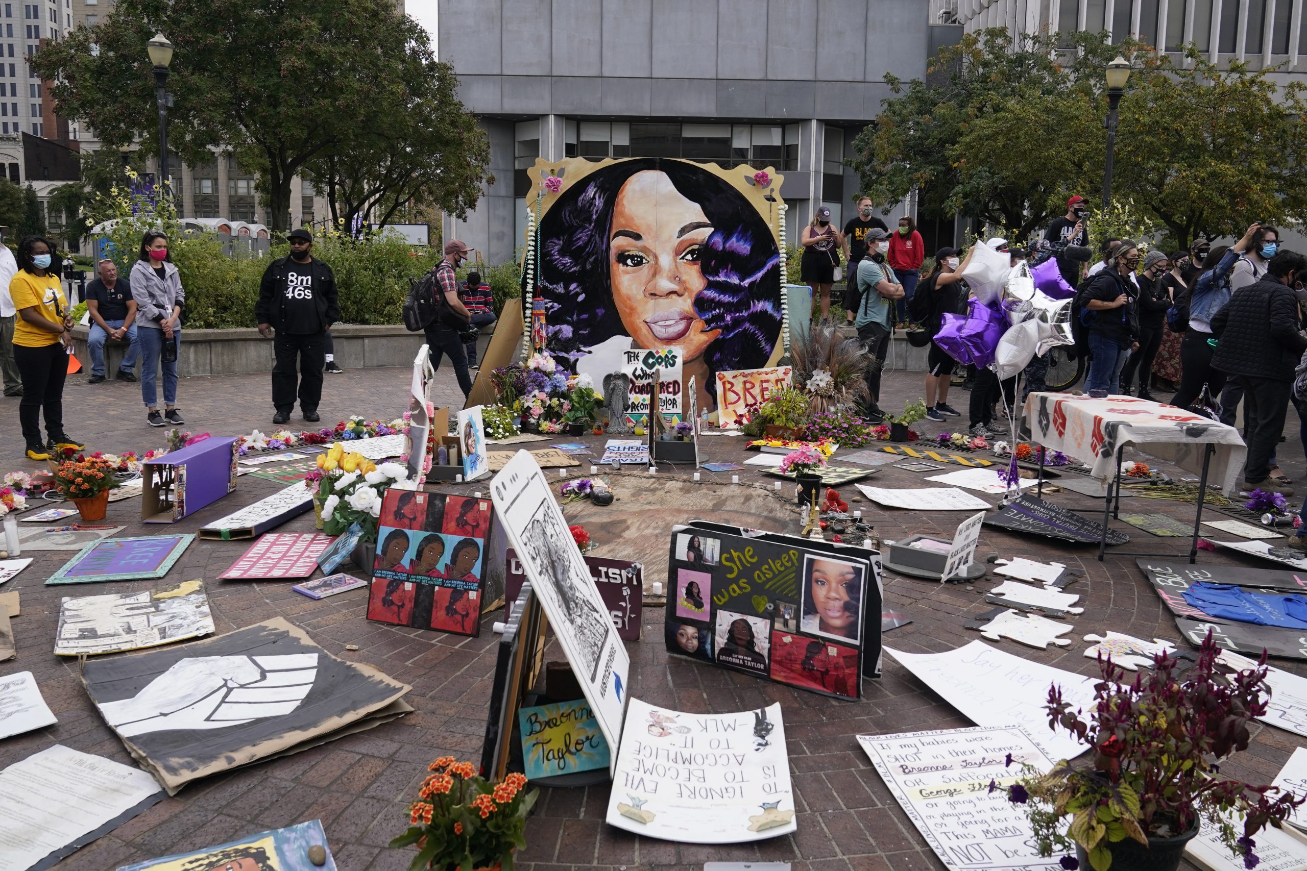 Tucker Carlson: Media distorted facts about Breonna Taylor’s death to help Biden