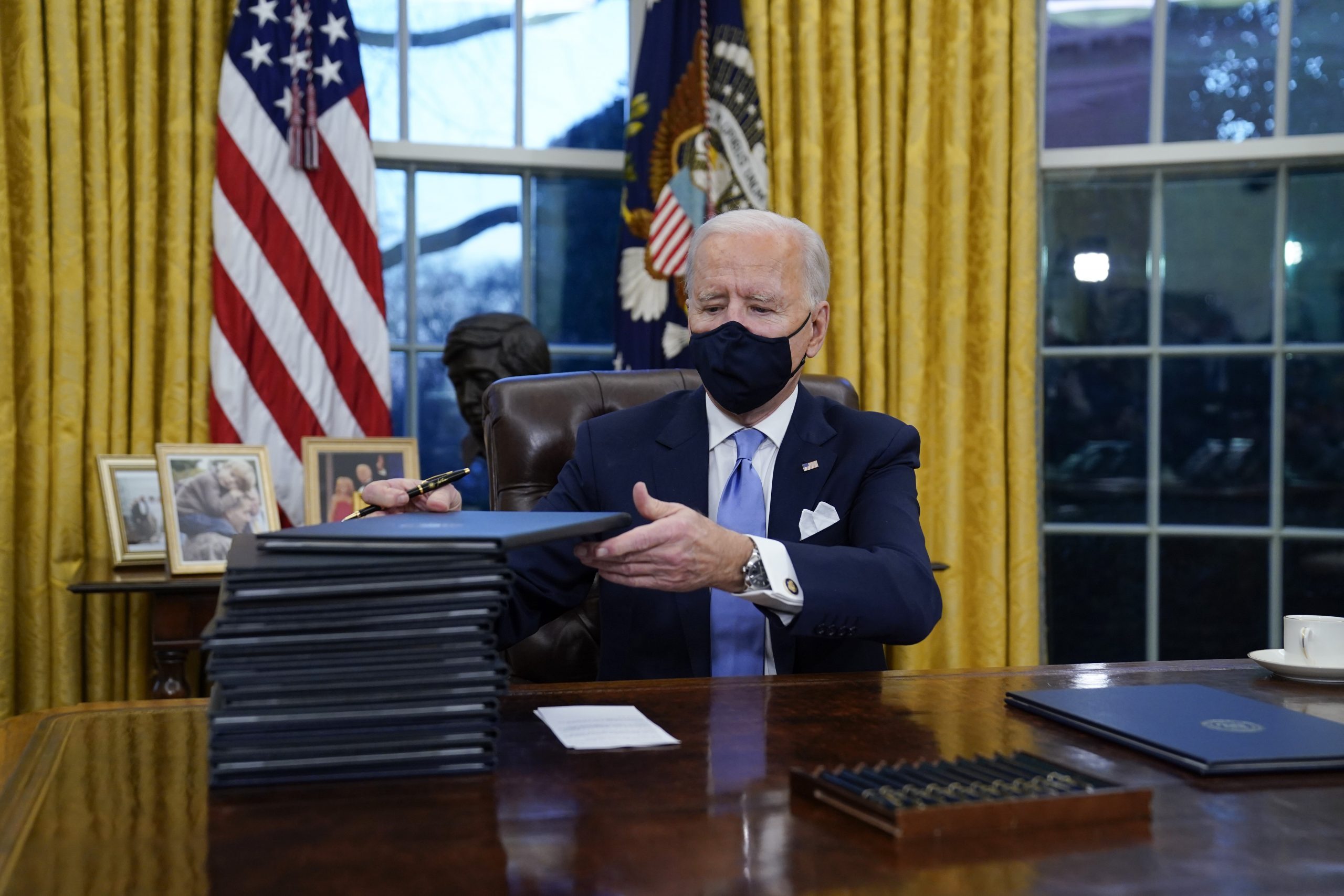 Biden raises eyebrows for not wearing mask at Lincoln Memorial after signing mask mandate