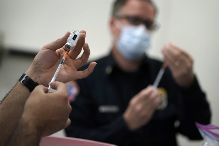 White House eyes conservatives in next stage of vaccine push
