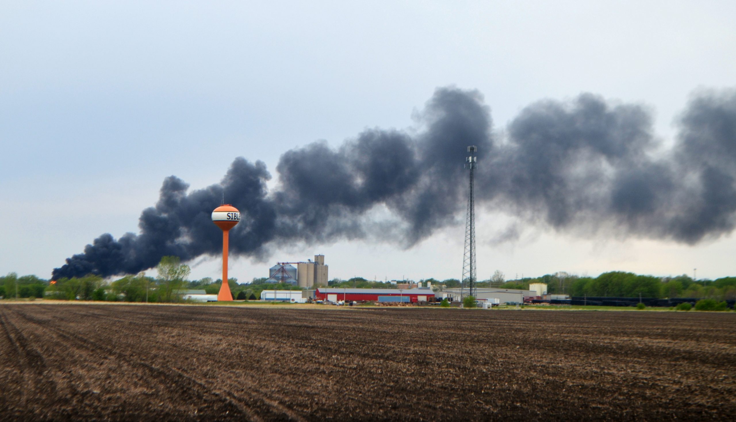 Train derailment forces Iowa town to evacuate residents
