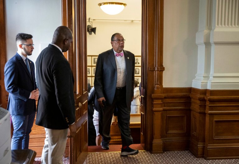 Texas Democrats prevent GOP majority from passing election-altering bill with walkout