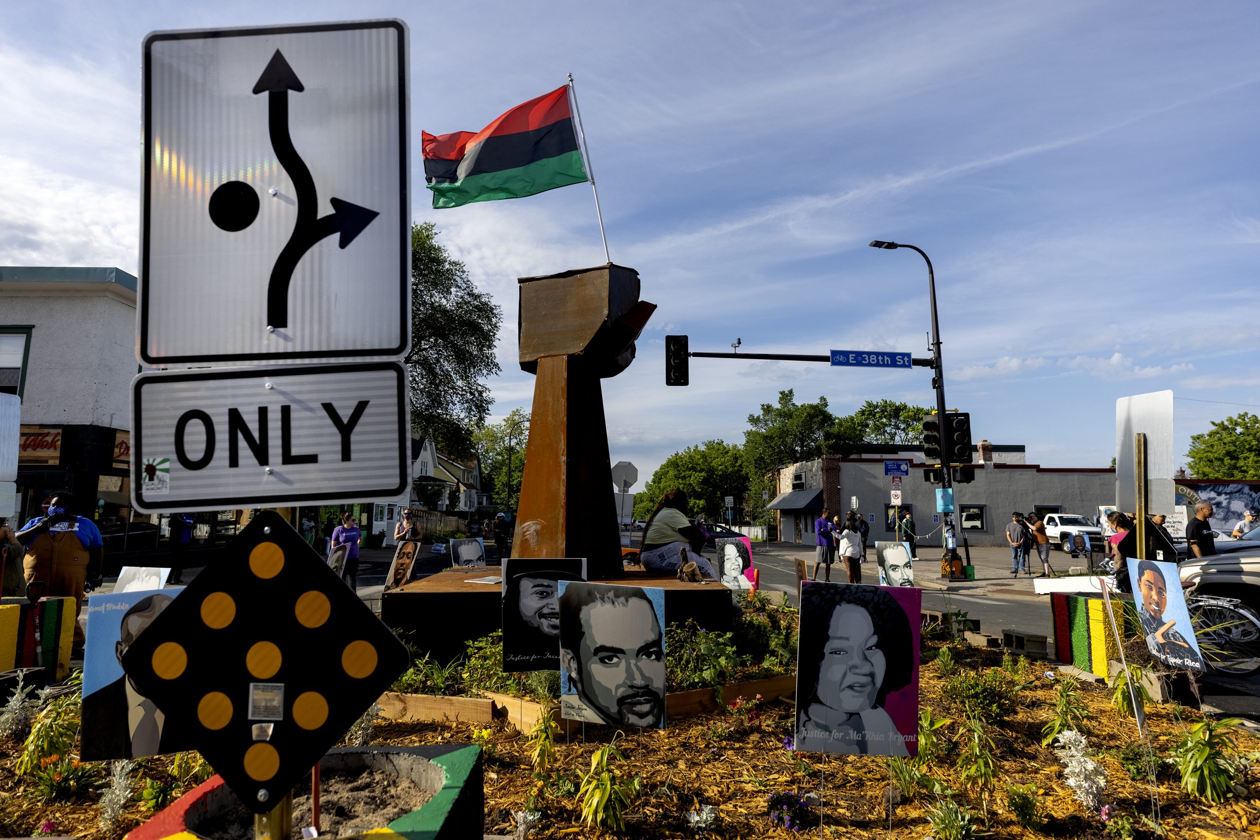 City workers tear down barricades at George Floyd ‘autonomous zone’