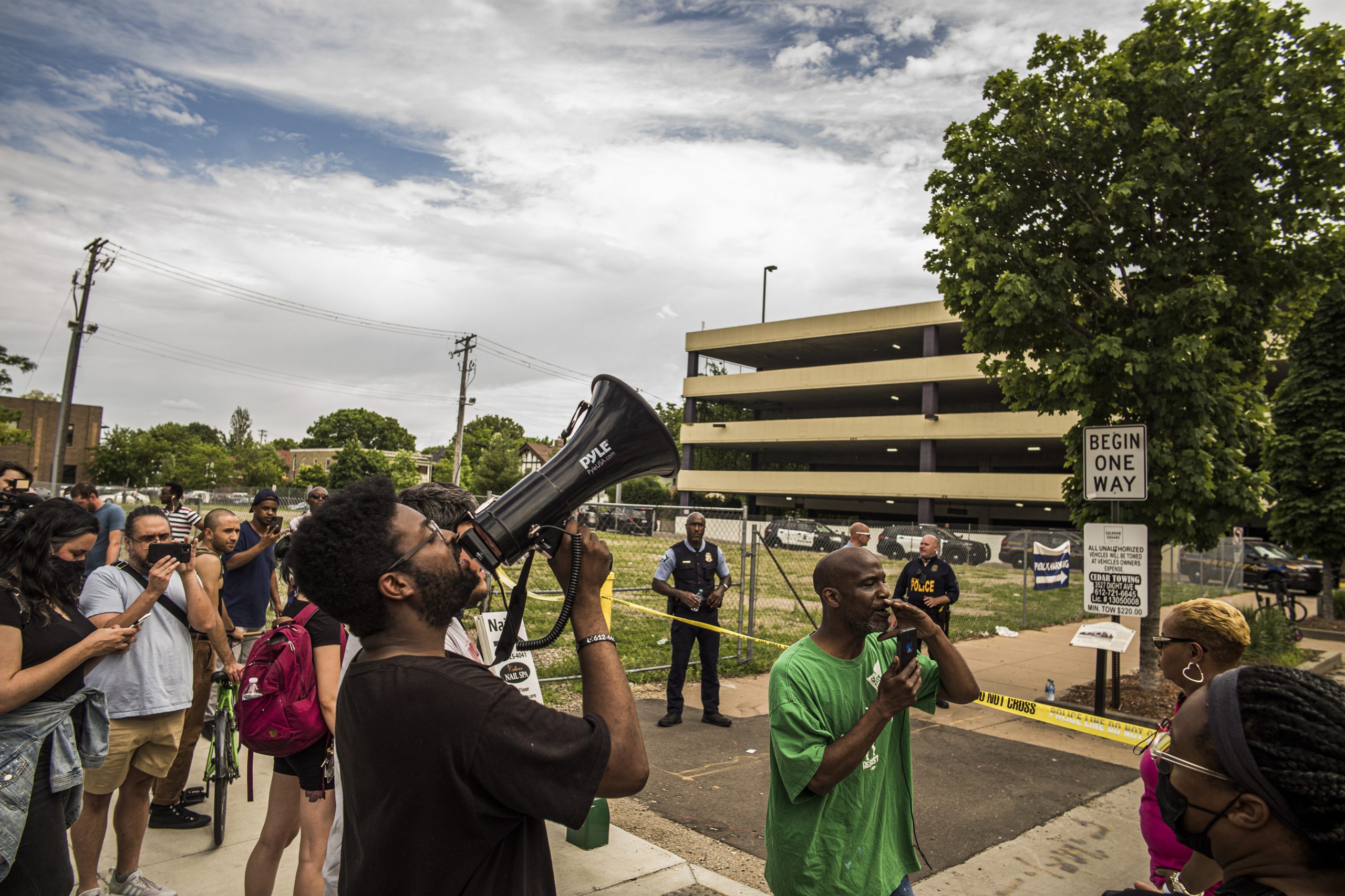 Minneapolis rioters loot and light fires after US Marshals shooting