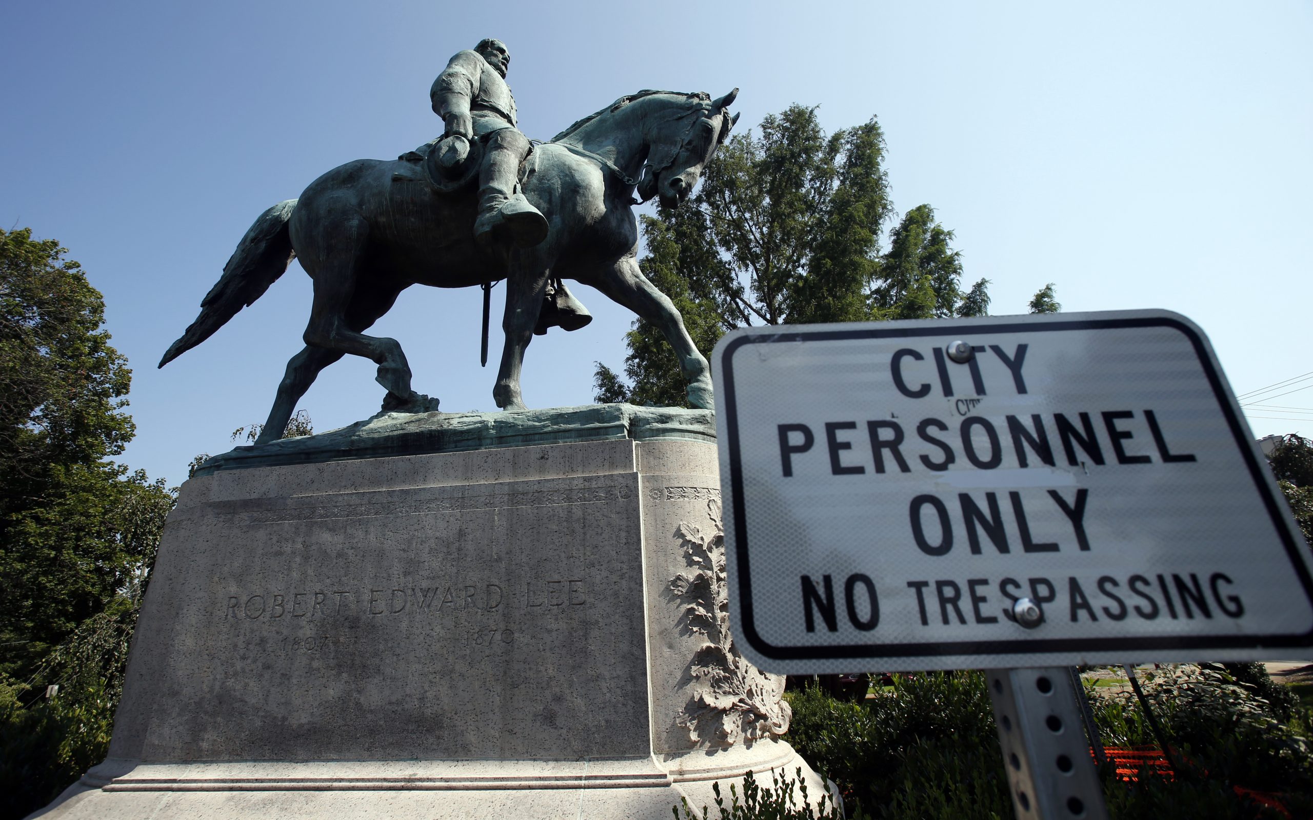 Charlottesville to take down Confederate statues on Saturday