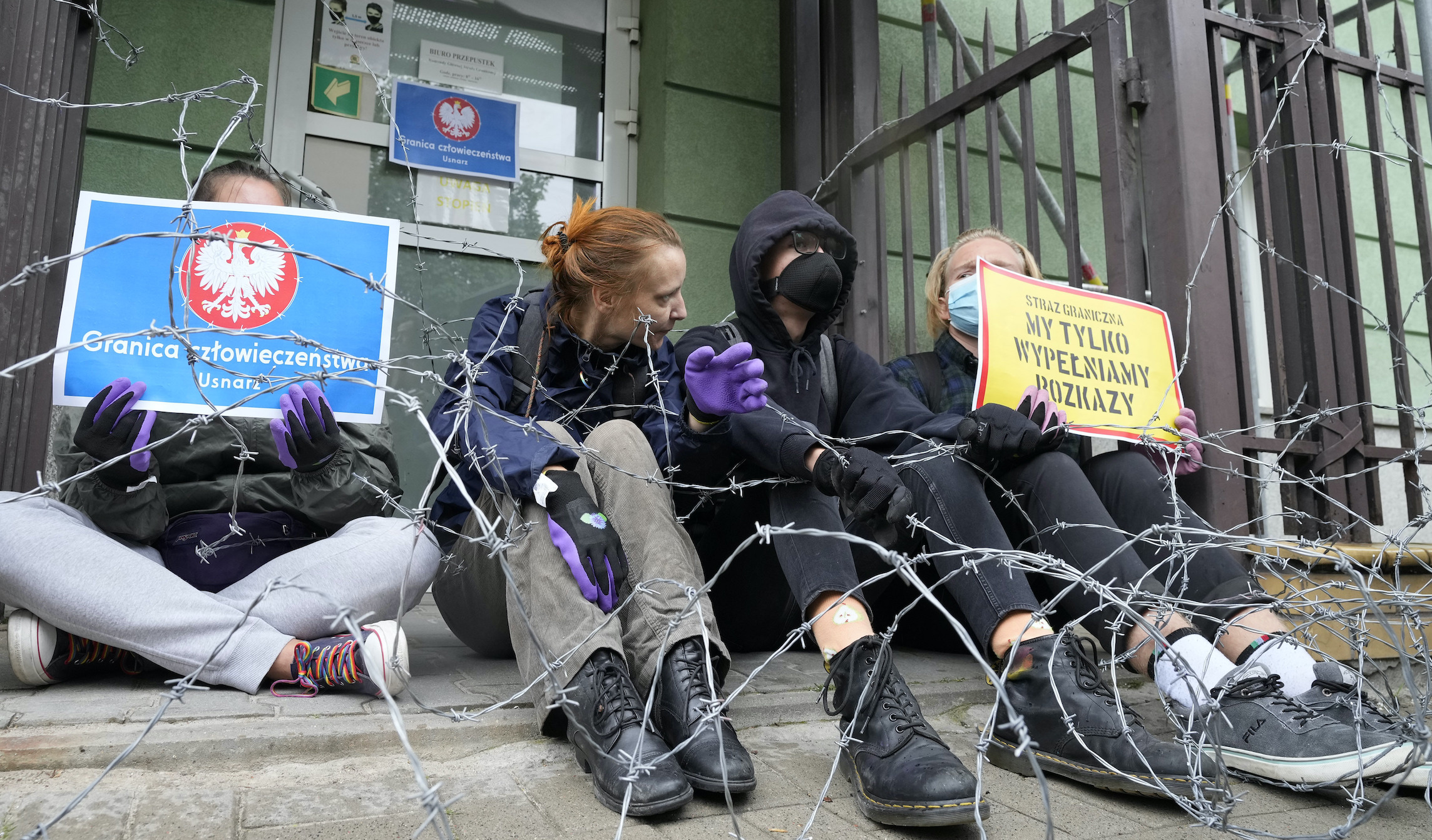 Poland to reinforce Belarus border and offer aid to migrants