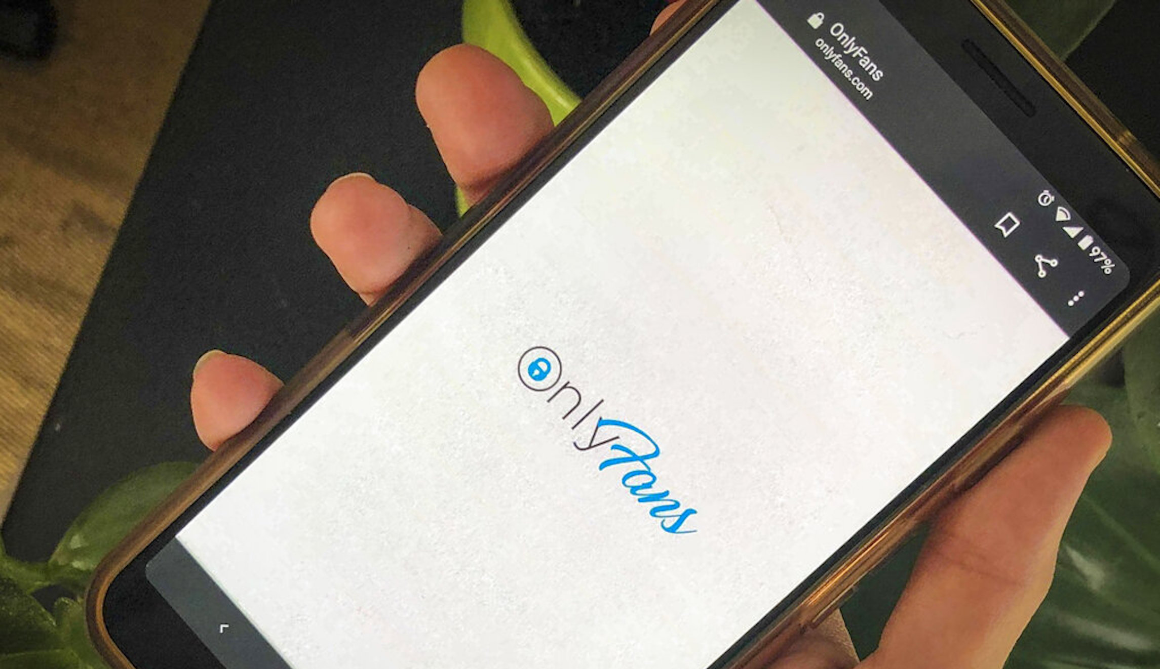 OnlyFans model arrested for allegedly stabbing boyfriend with kitchen knife during argument