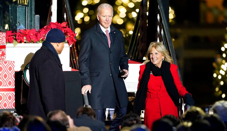 Crowd told to redo applause after Bidens show up late to National Christmas Tree lighting
