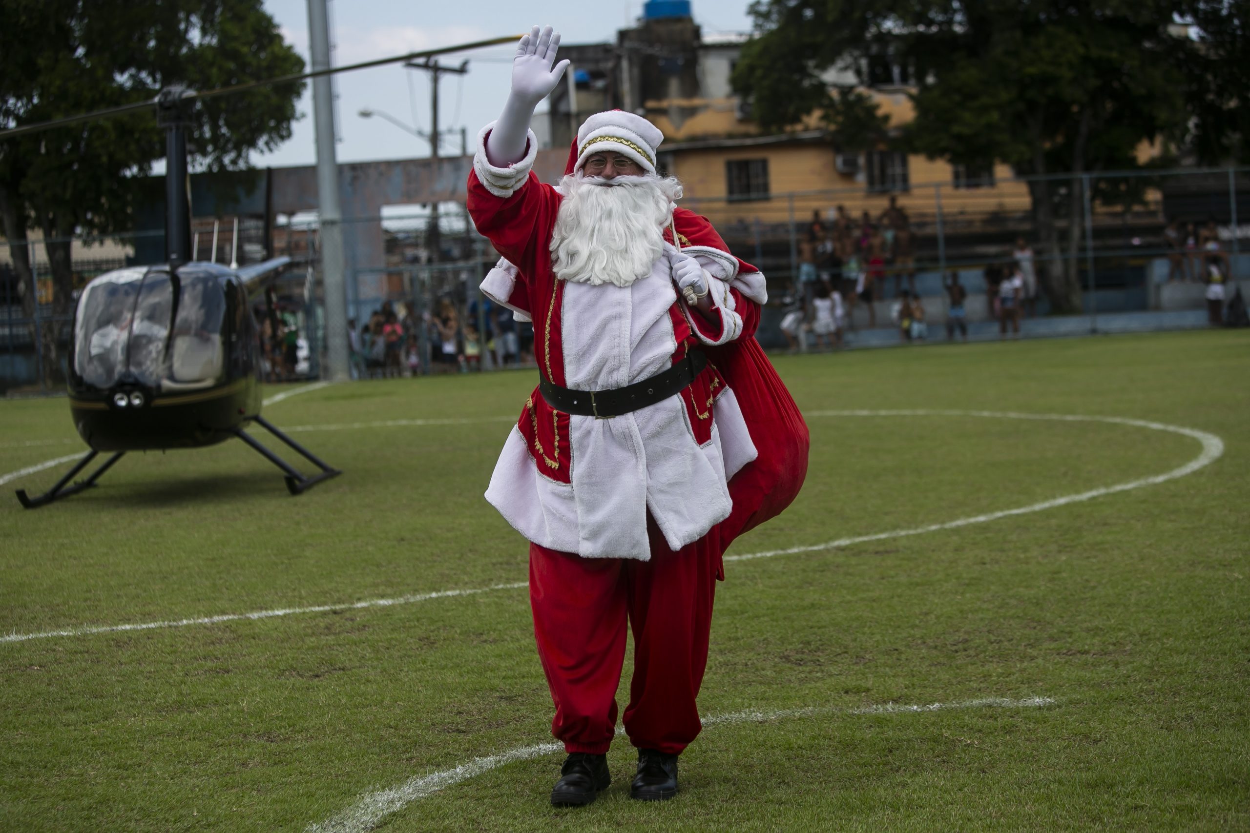 Santa Claus delivers gifts via helicopter in Wisconsin