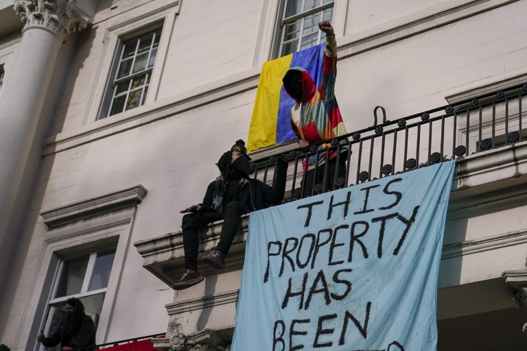 Protesters in Russian oligarch’s UK mansion: ‘You occupy Ukraine, we occupy you’