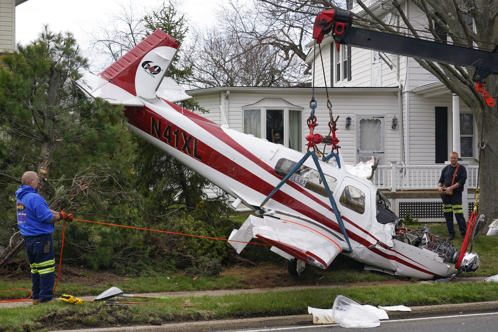 Pilot injured after small plane crashes in front yard of New Jersey house