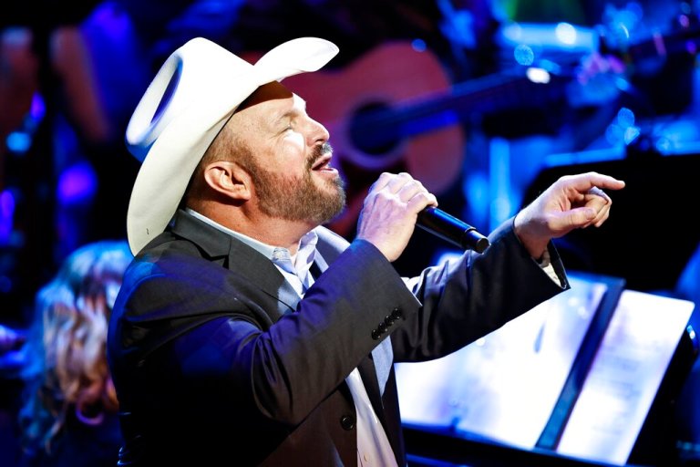 Garth Brooks commits to selling Bud Light in Tennessee bar, defying boycotts