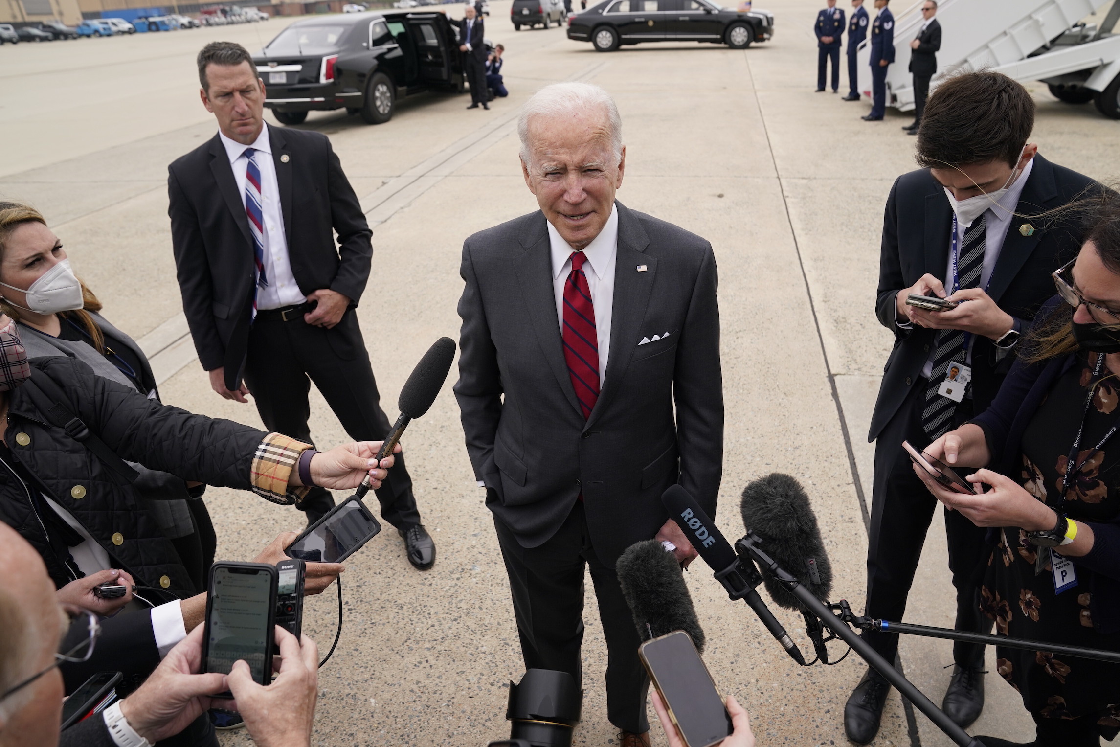 Biden faces impatient Left and has few options as Roe hangs in balance