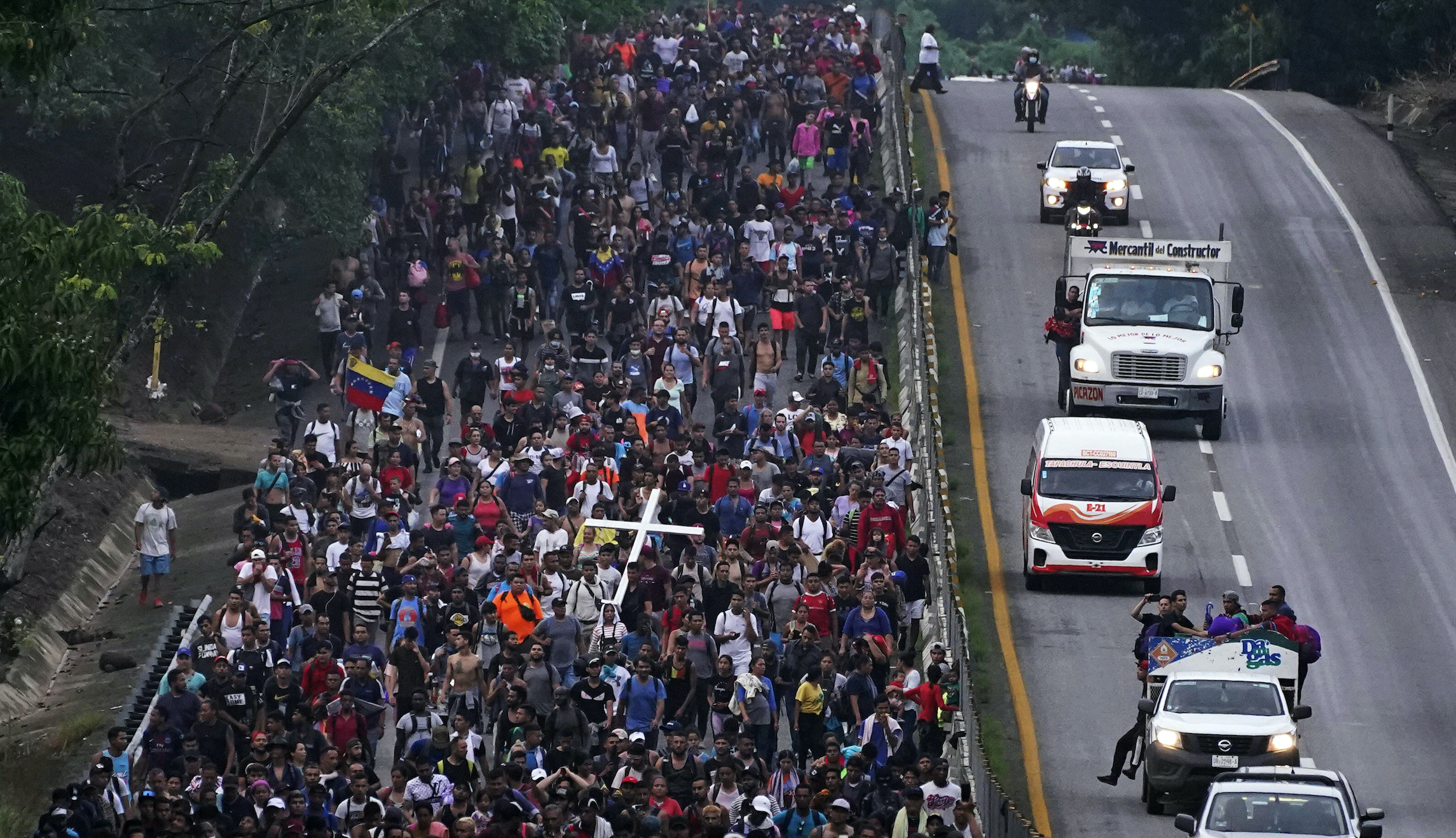 Migrant caravan shrinks amid rumor Mexico will issue residency visas