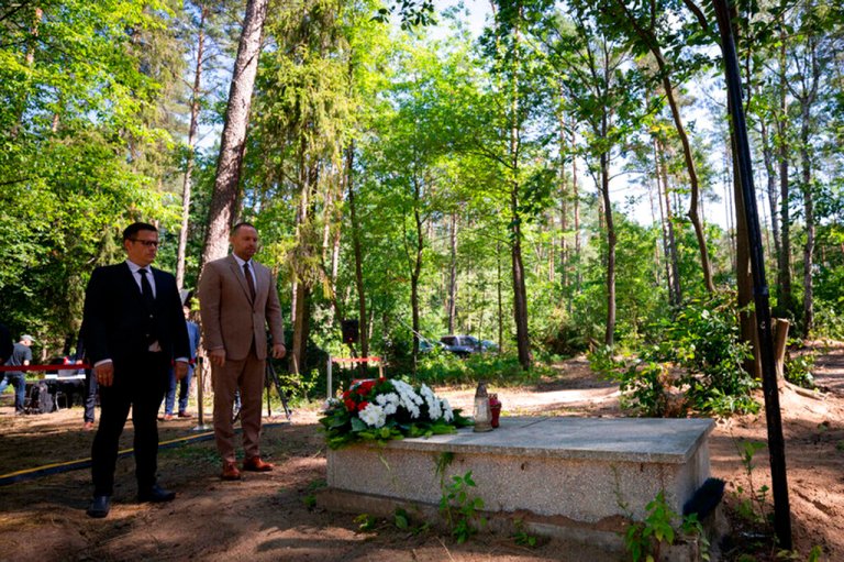 Remains of 8,000 killed by Nazis found in Polish mass graves