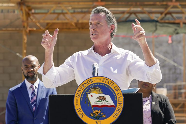 Gov. Newsom visits Texas, flouting his own travel ban