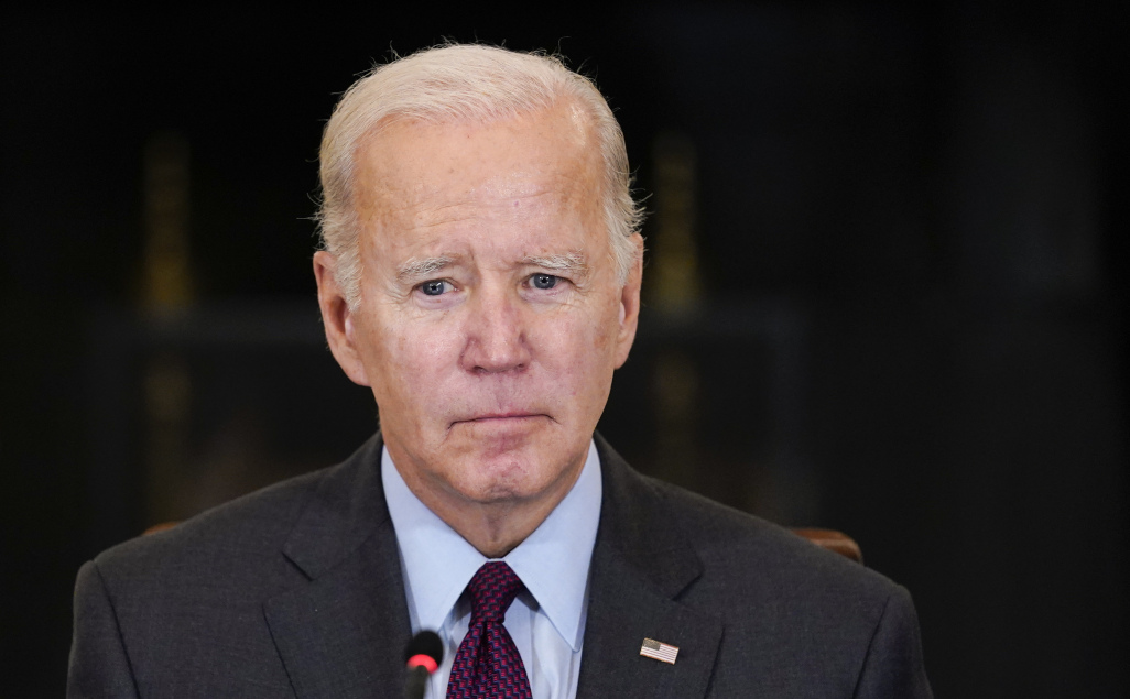 WATCH: Joe Biden puts hand on teenage girl’s shoulder, offers her dating advice