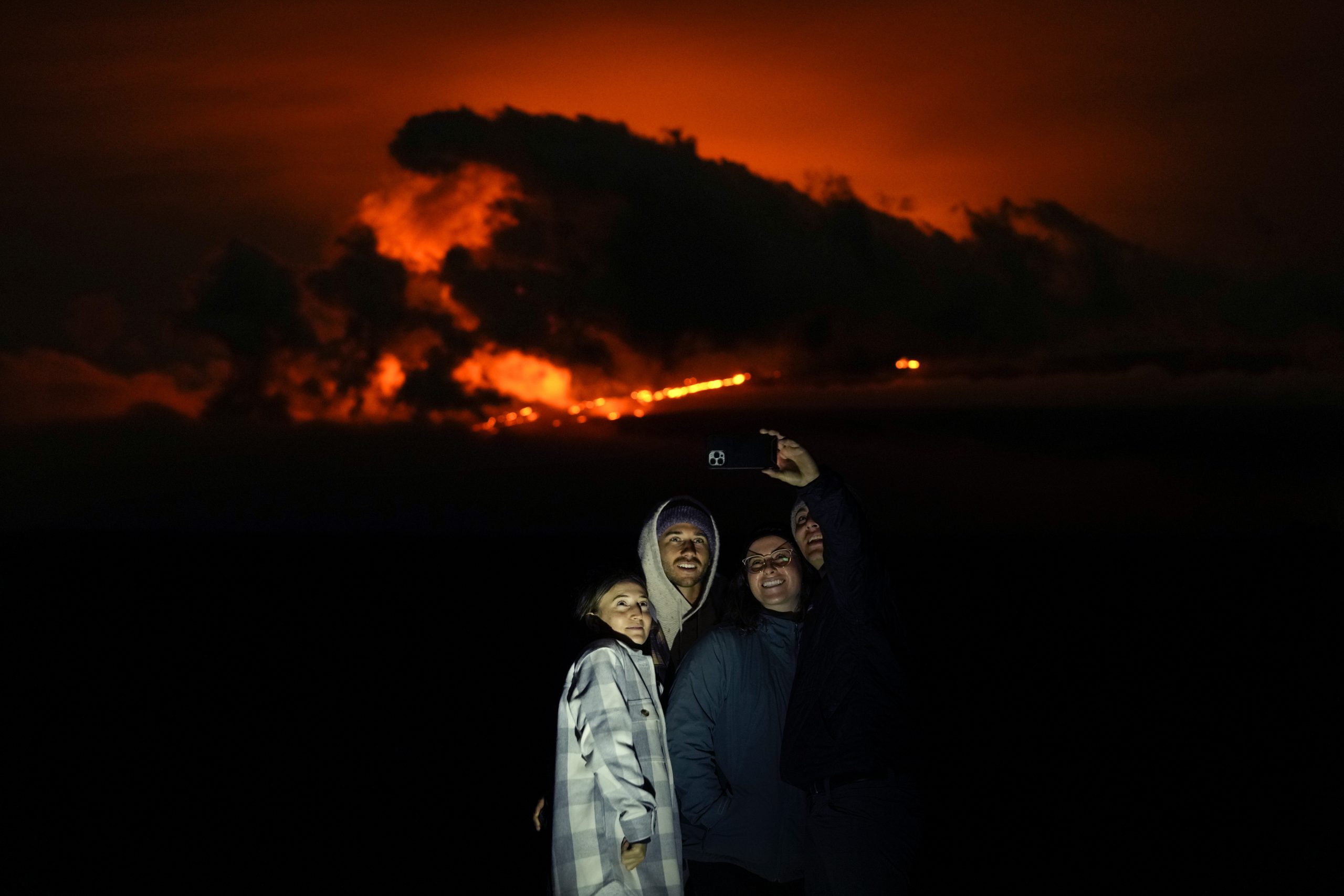 Mauna Loa volcano: Lava inches toward major Hawaii highway