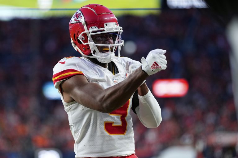 WATCH: NFL player covers $10,000 in customer layaway balances before Christmas